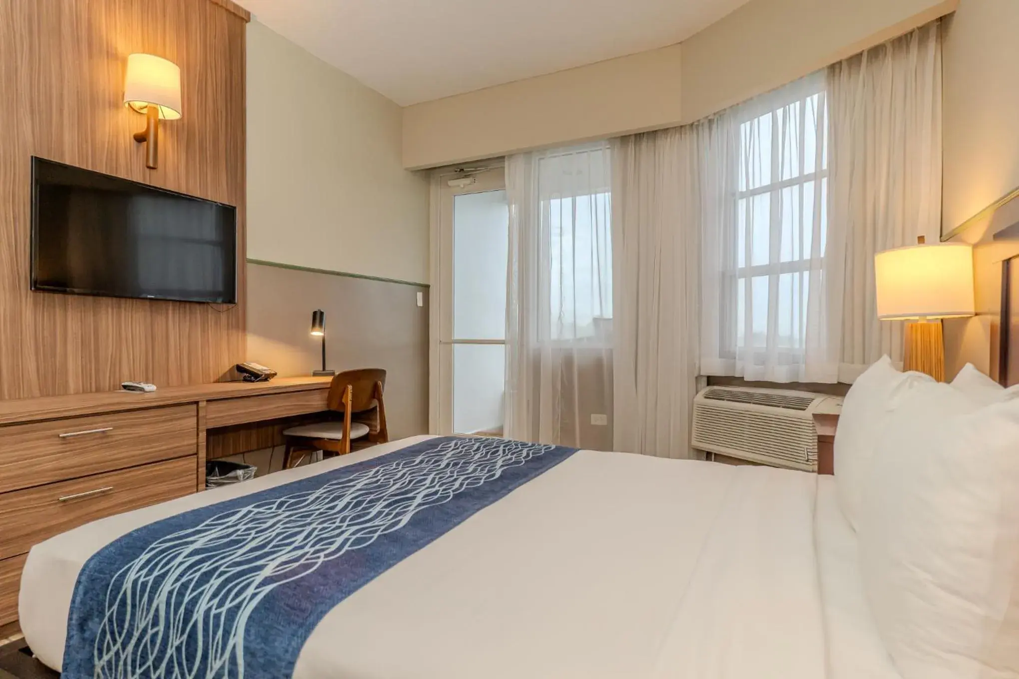 Queen Room - Accessible/Non Smoking in Comfort Inn & Suites Queen Room - Accessible/Non Smoking in Comfort Inn & Suites