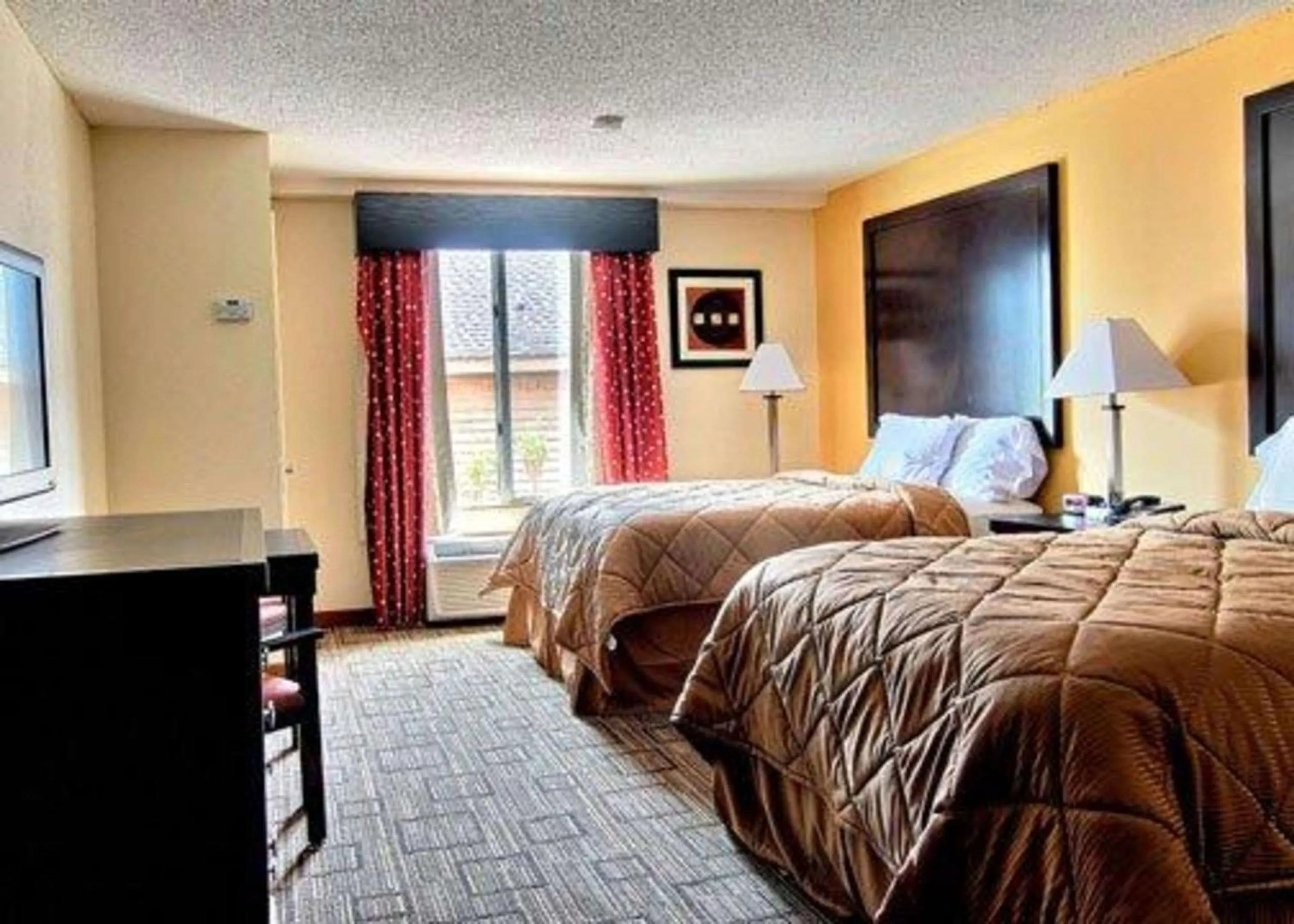 Photo of the whole room, Bed in Quality Inn & Suites Greenville near downtown