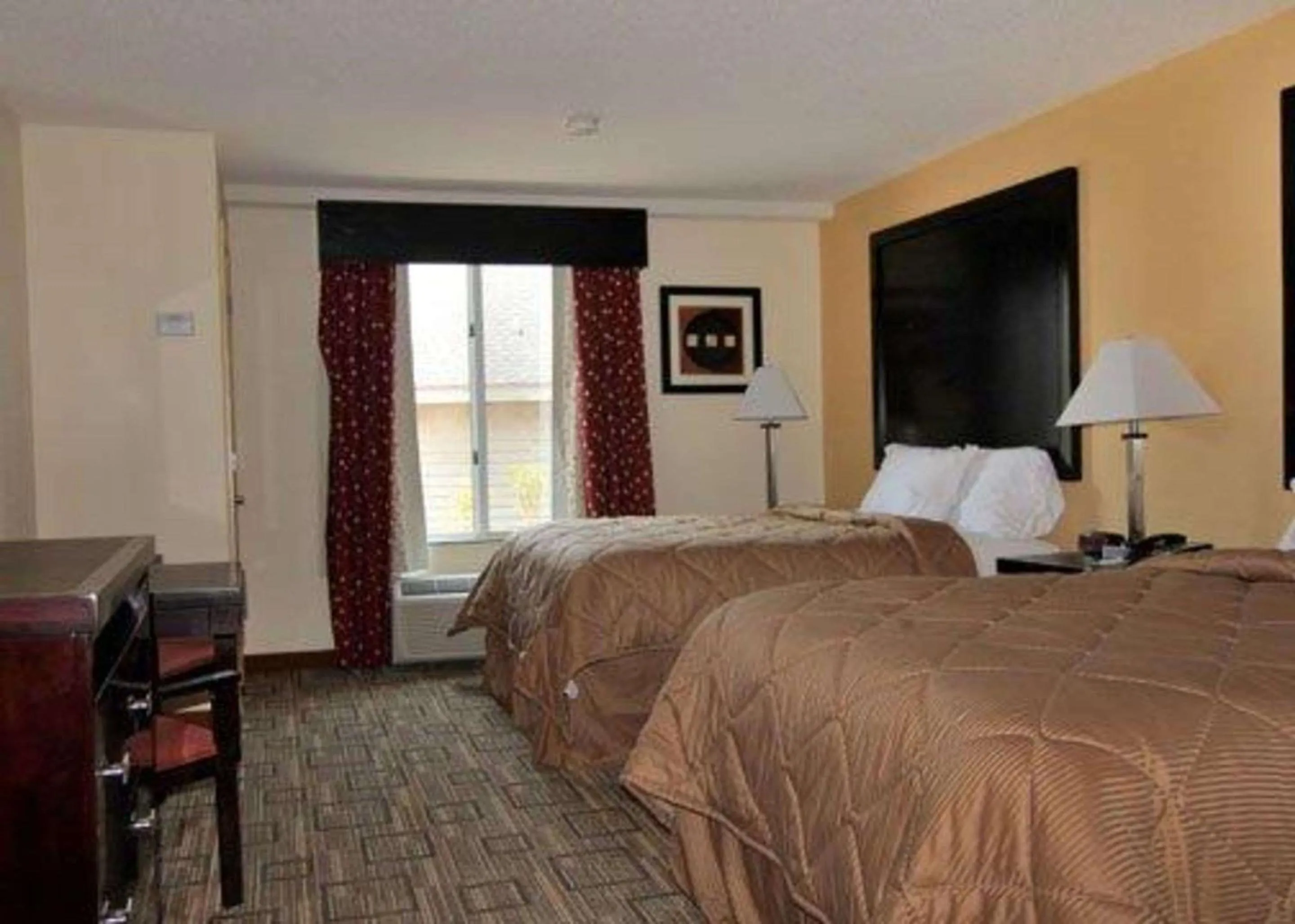 Photo of the whole room, Bed in Quality Inn & Suites Greenville near downtown