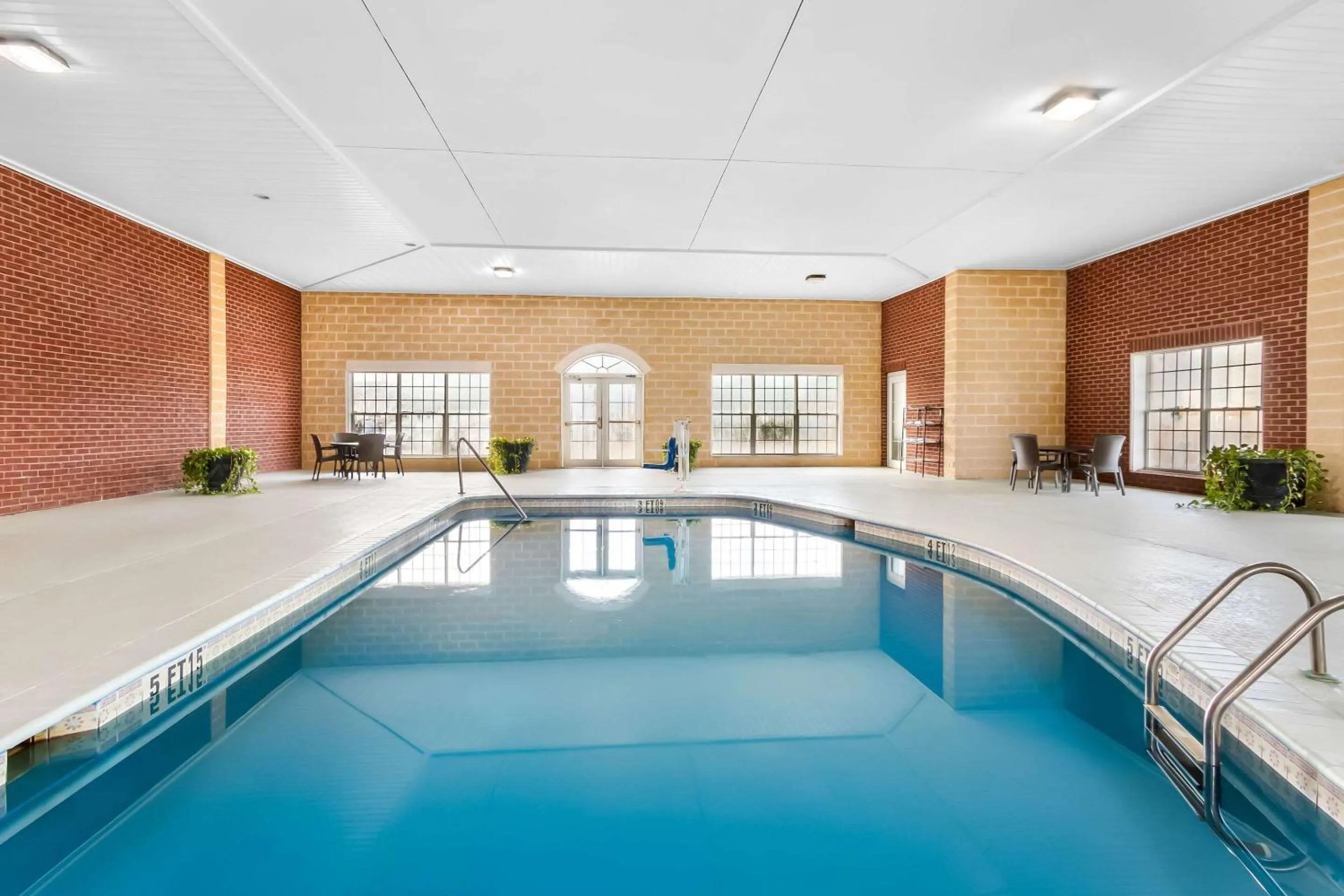 Swimming pool in Comfort Suites Sumter near Shaw AFB