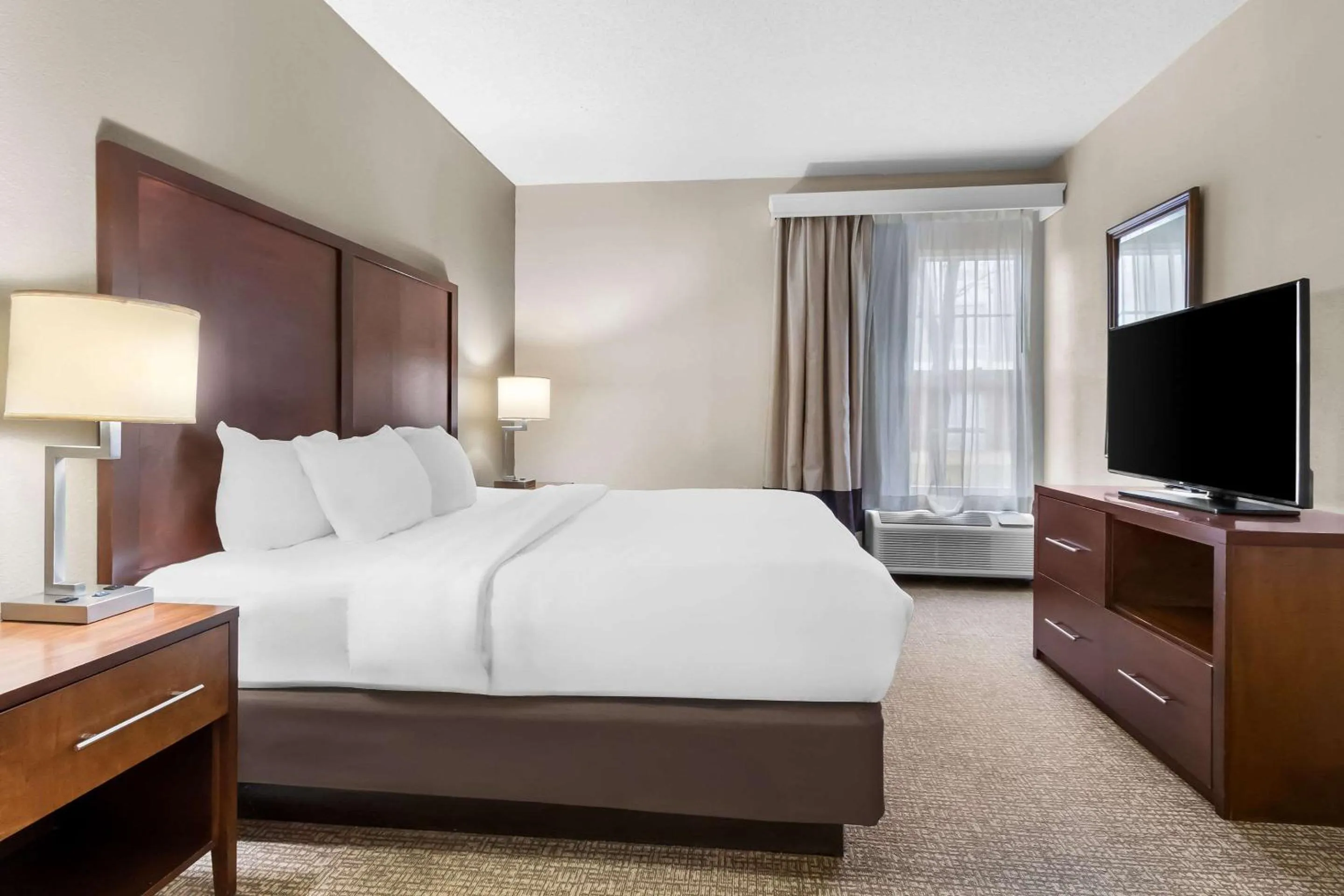 Bedroom, Bed in Comfort Suites Sumter near Shaw AFB