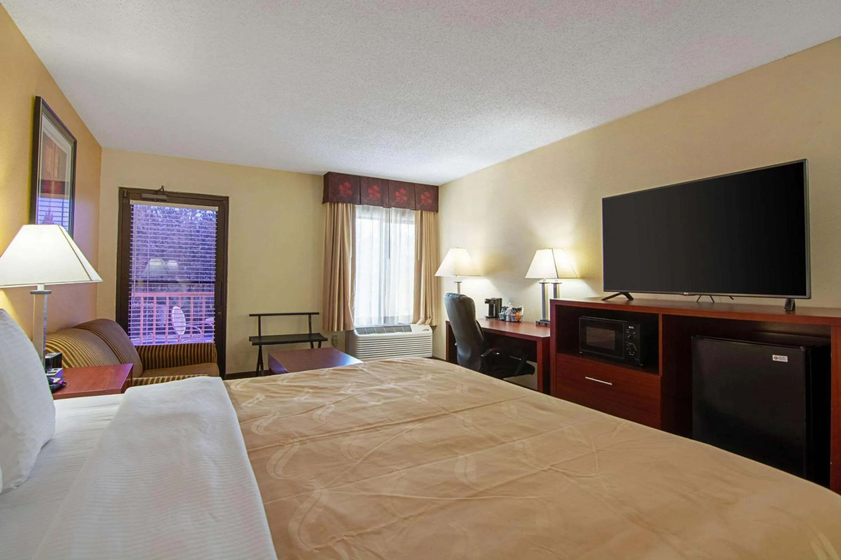 Photo of the whole room, Bed in Quality Inn & Suites Richburg I-77