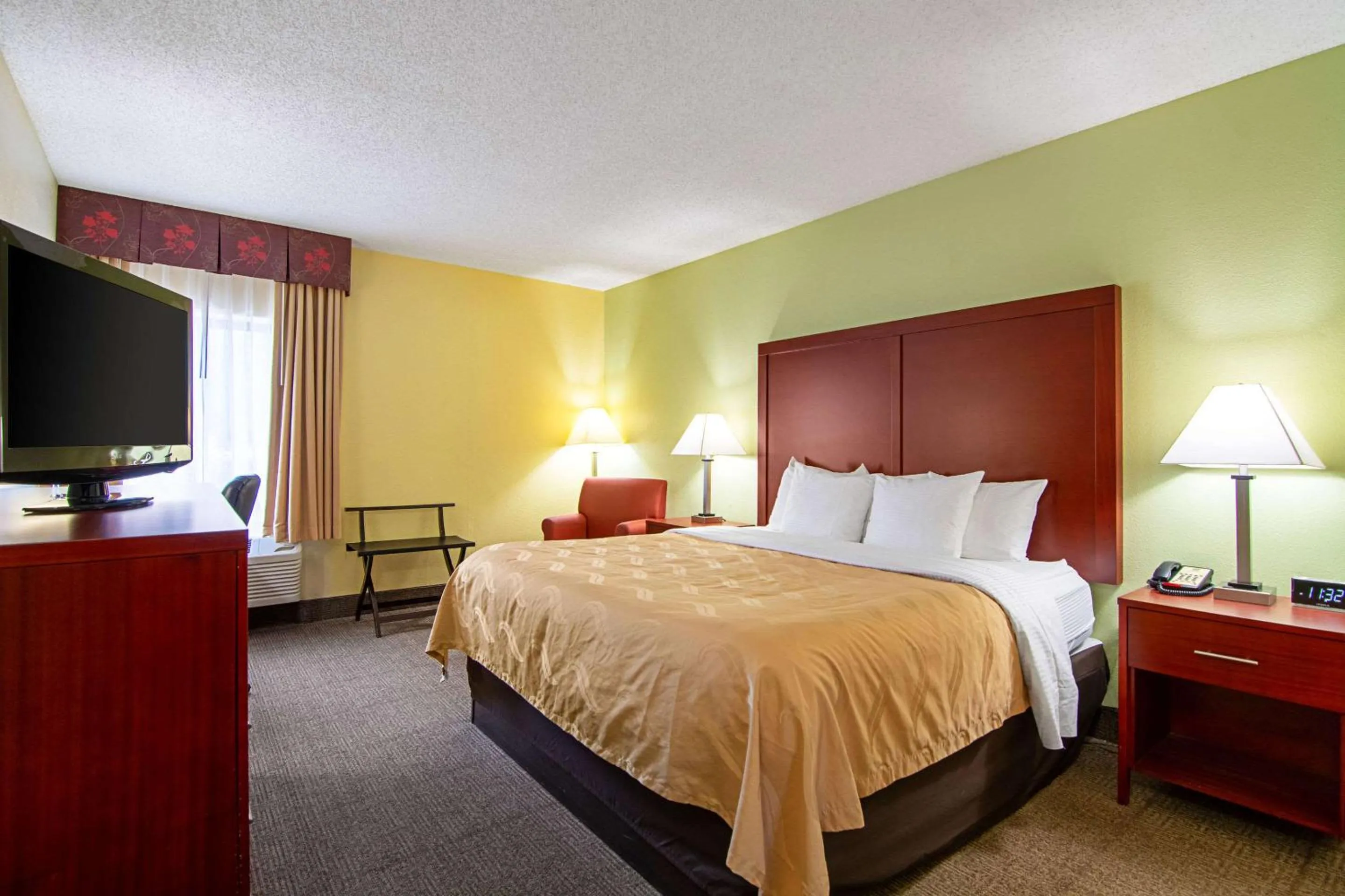 Photo of the whole room, Bed in Quality Inn & Suites Richburg I-77