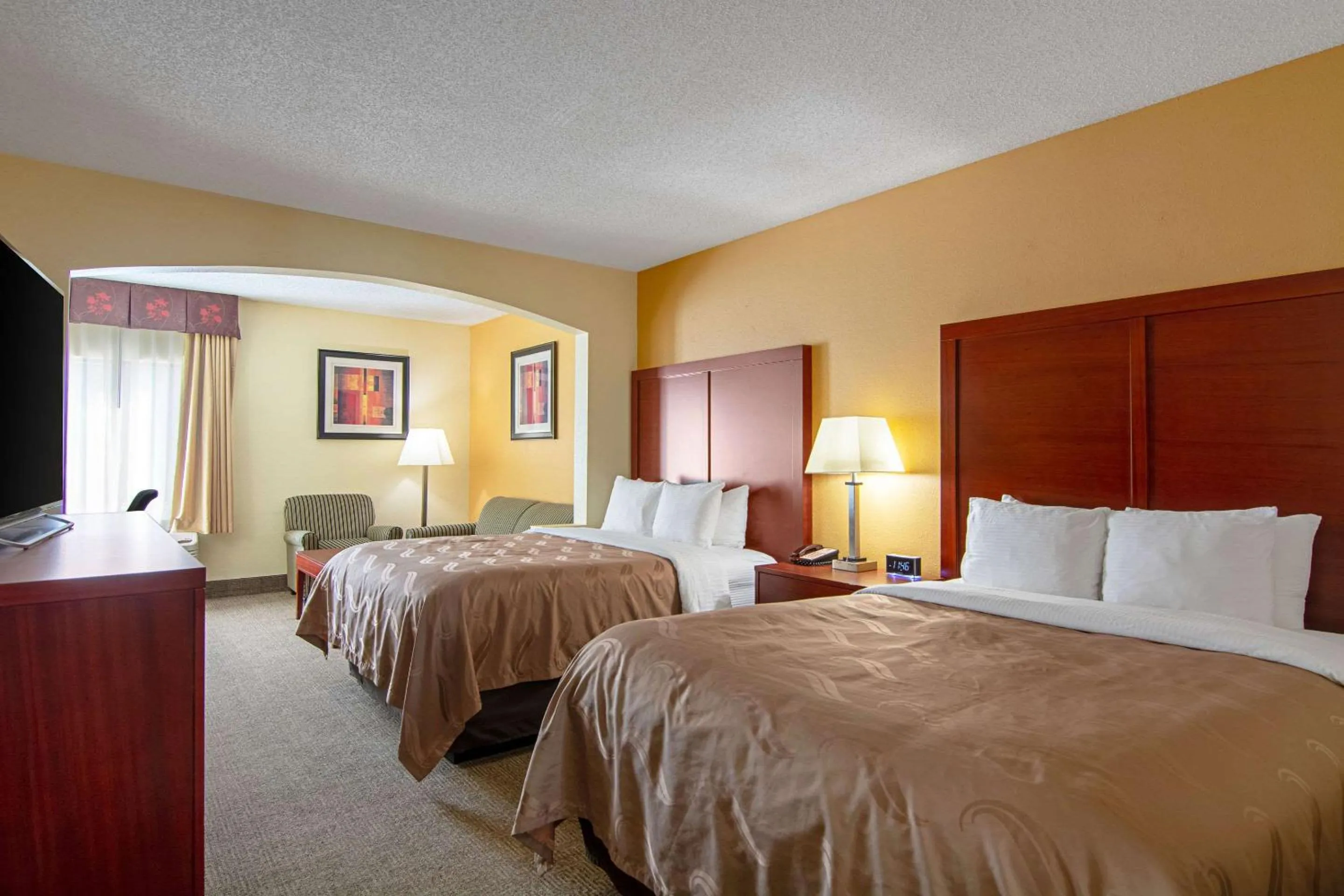 Photo of the whole room, Bed in Quality Inn & Suites Richburg I-77