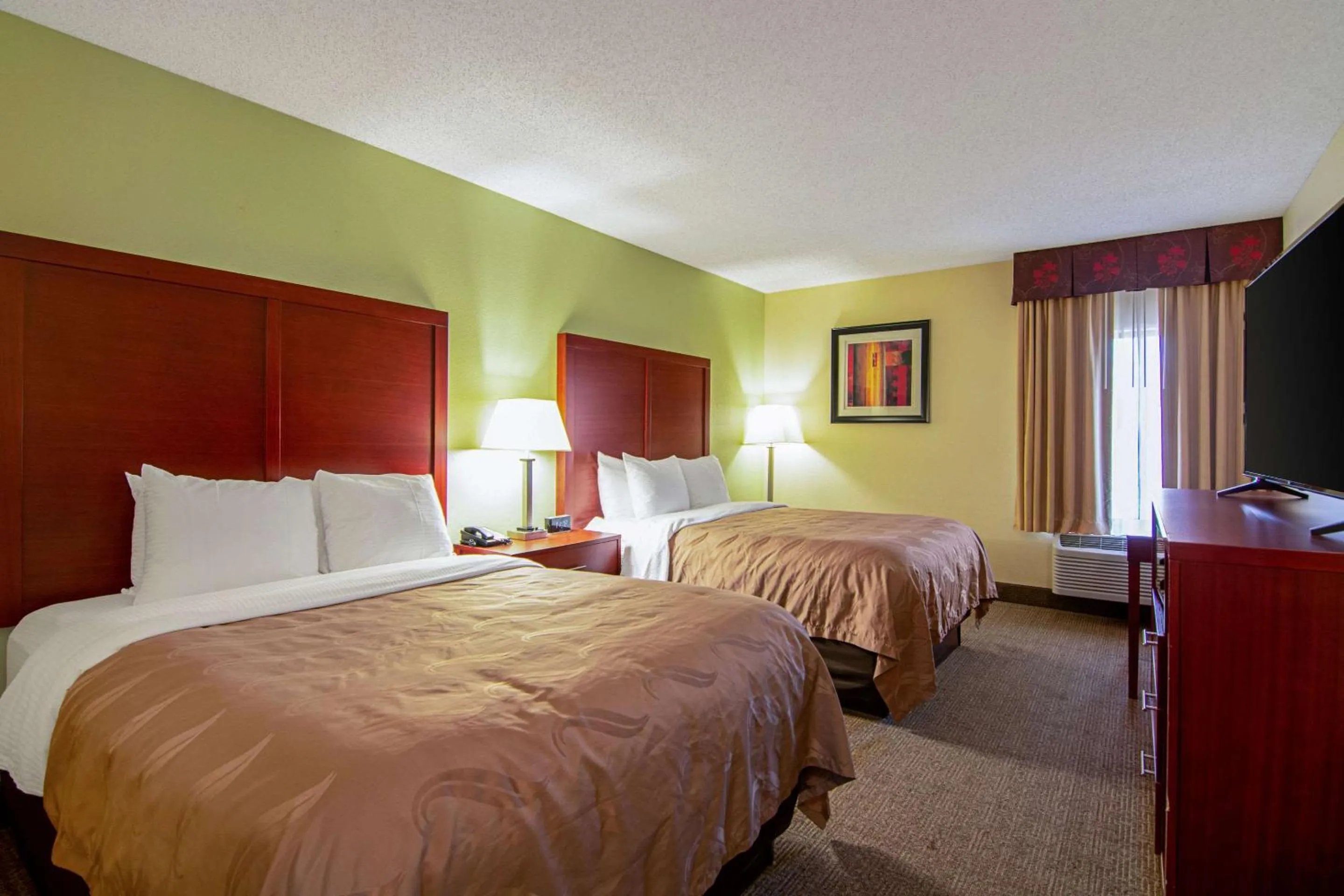 Photo of the whole room, Bed in Quality Inn & Suites Richburg I-77