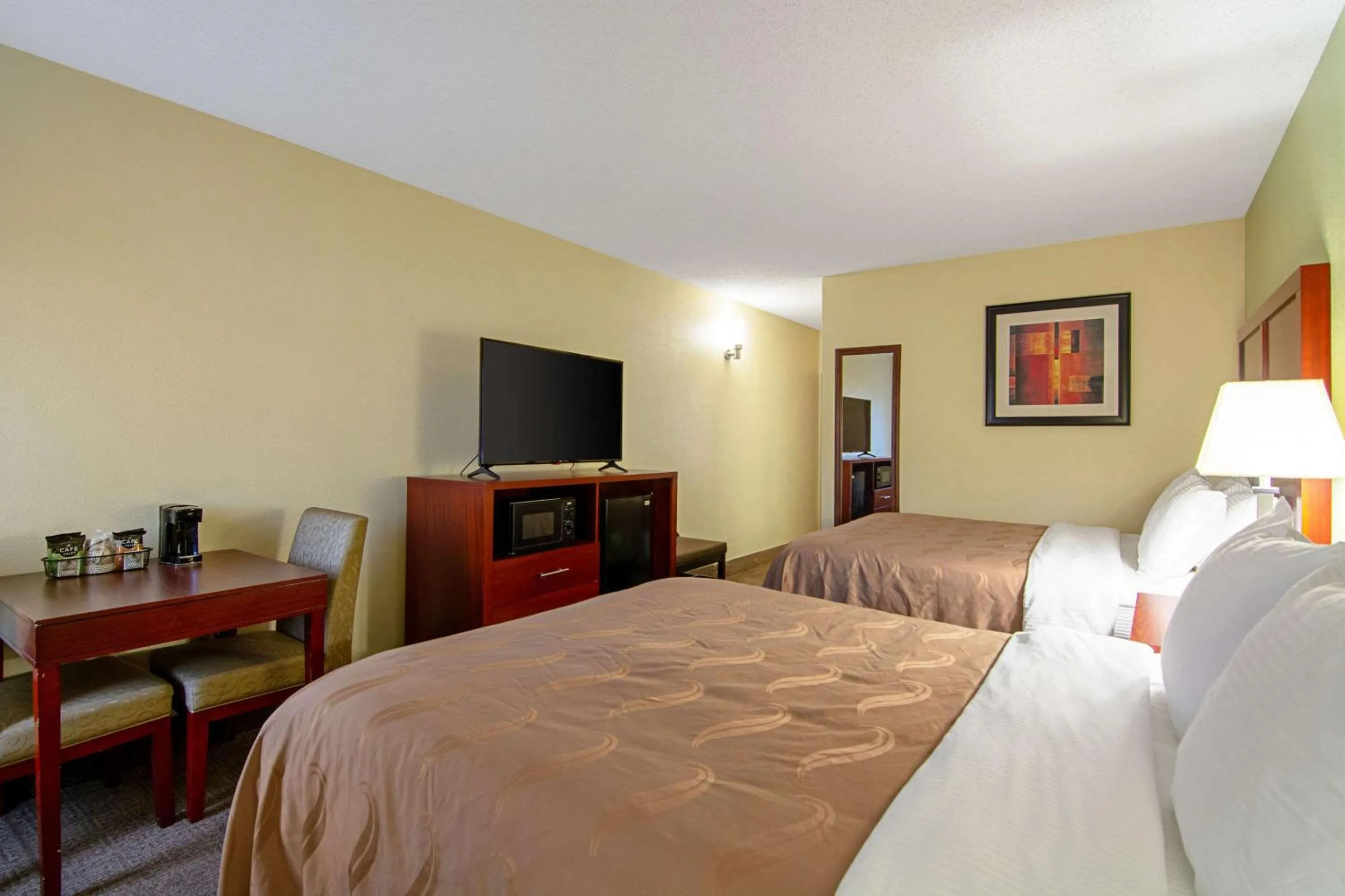 Photo of the whole room, Bed in Quality Inn & Suites Richburg I-77
