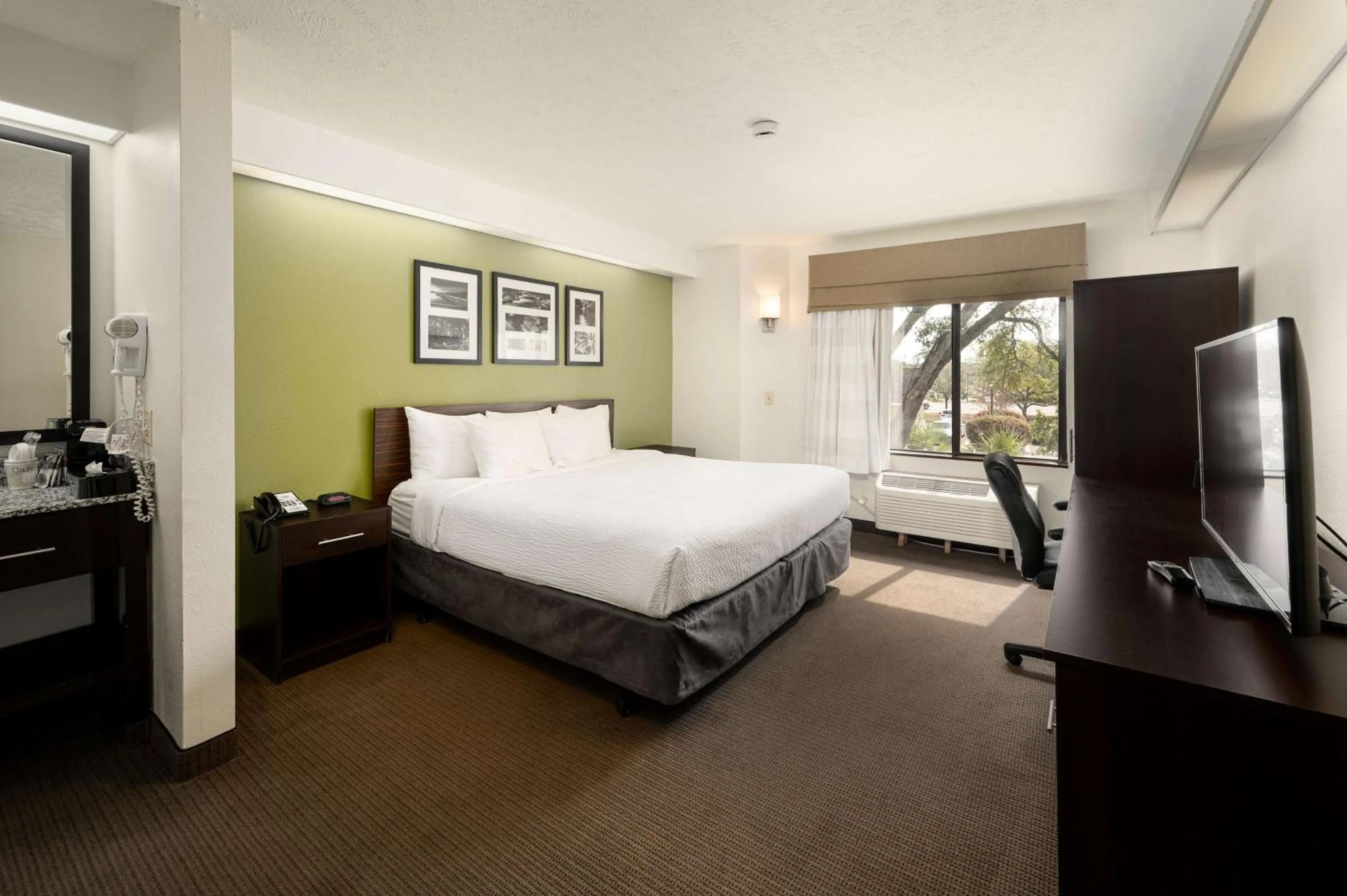 Bedroom, Bed in SureStay by Best Western Summerville Flowertown