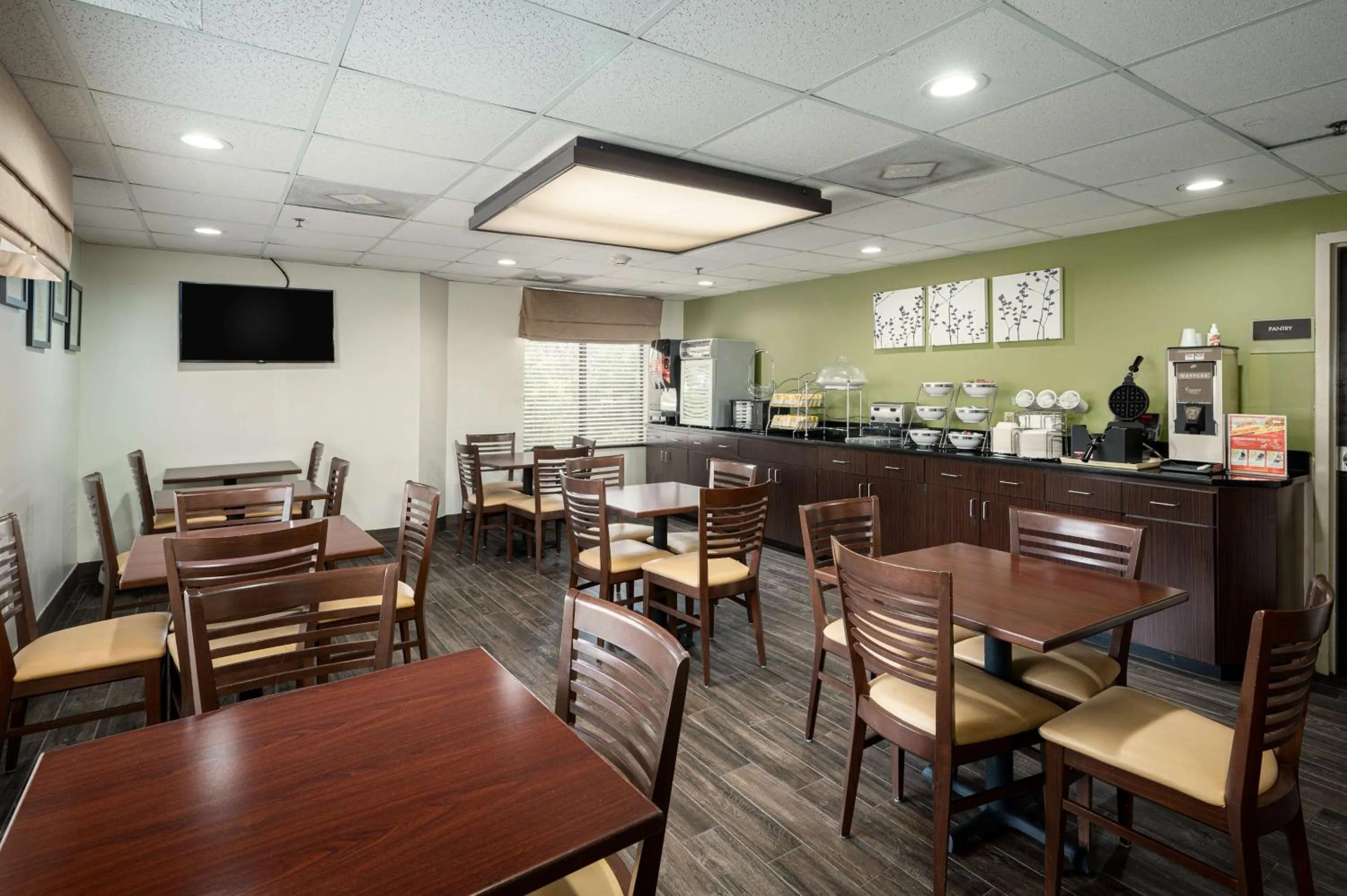 Restaurant/places to eat in SureStay by Best Western Summerville Flowertown