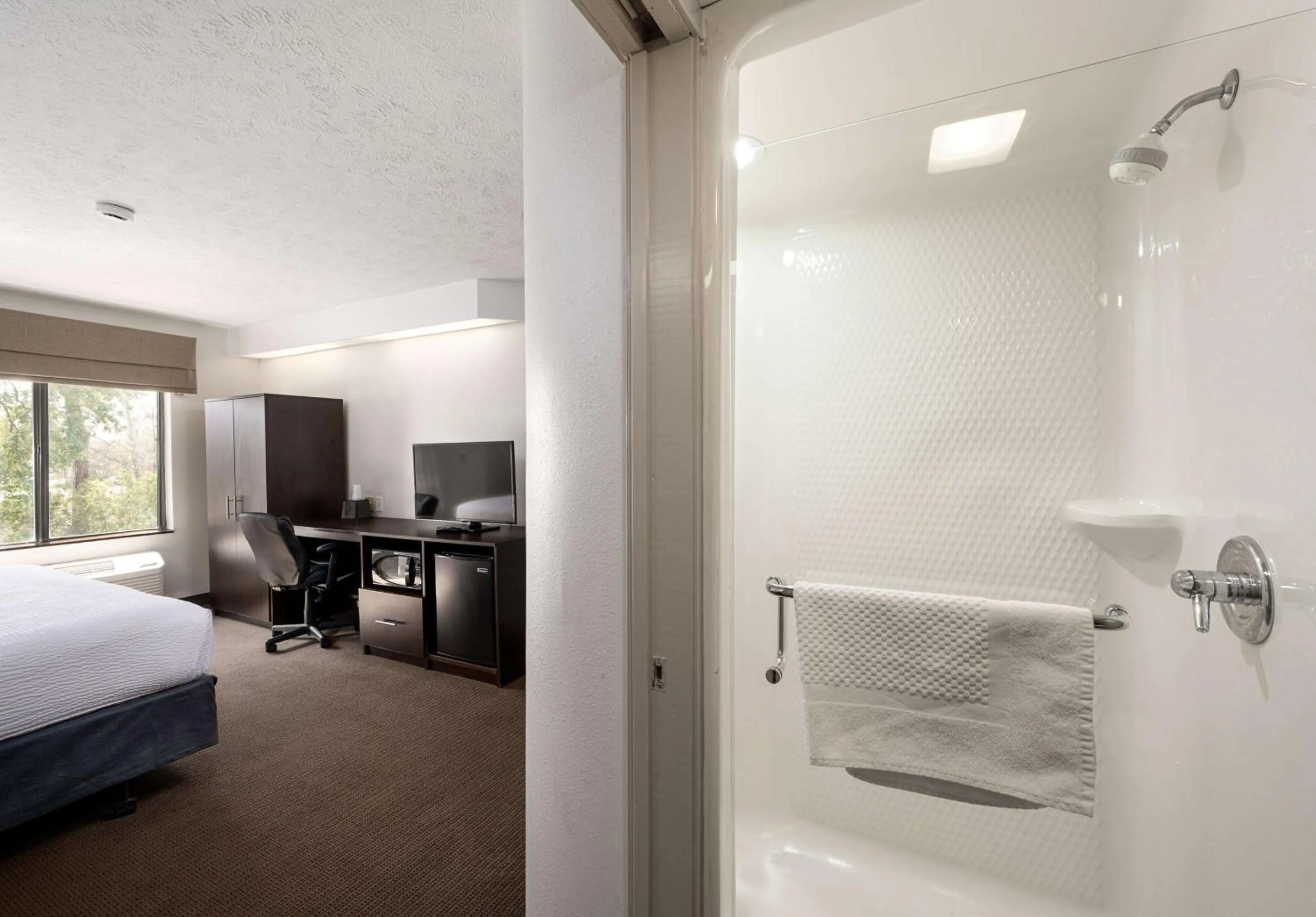 Bathroom, Bed in SureStay by Best Western Summerville Flowertown