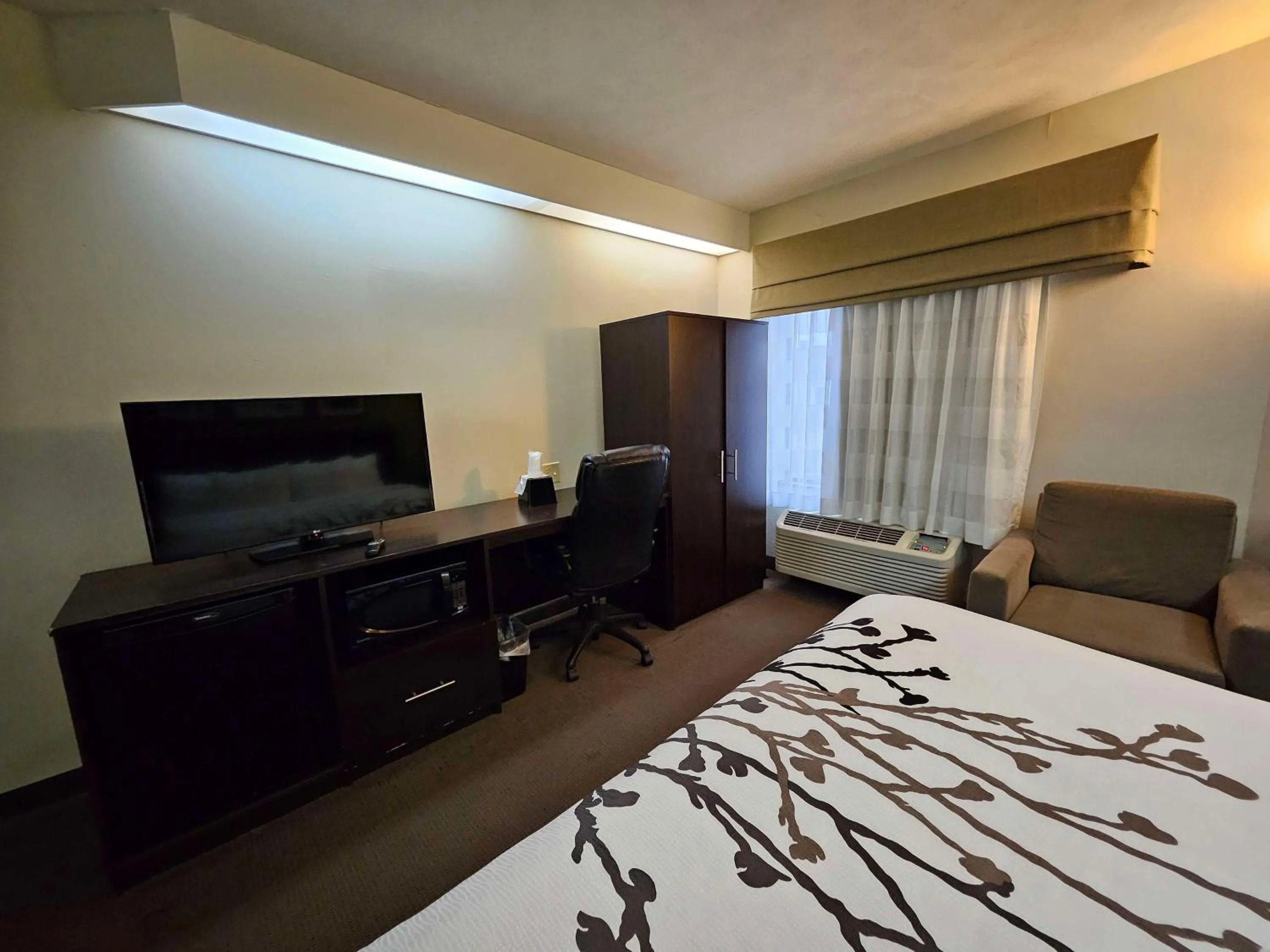 Bedroom, Bed in SureStay by Best Western Summerville Flowertown