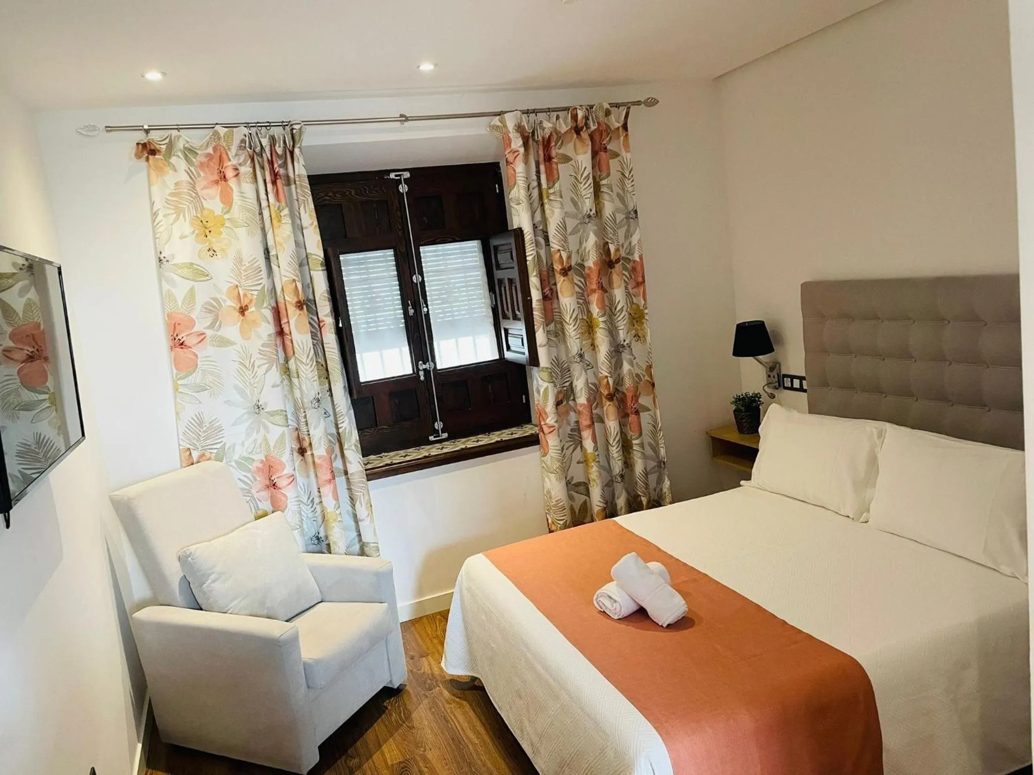 Bedroom, Bed in Hotel QB Almagro Centro