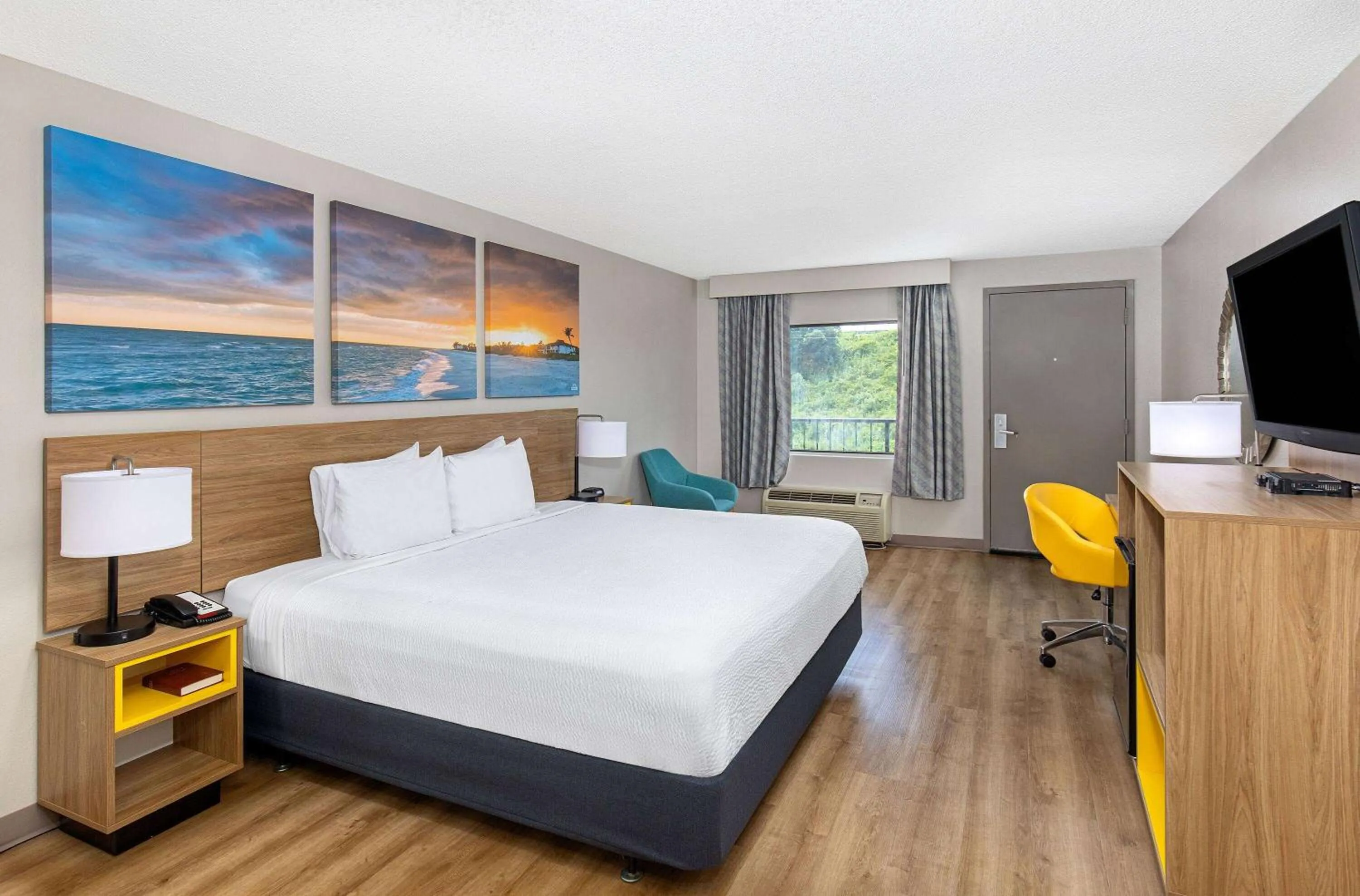 Photo of the whole room, Bed in Days Inn by Wyndham St George