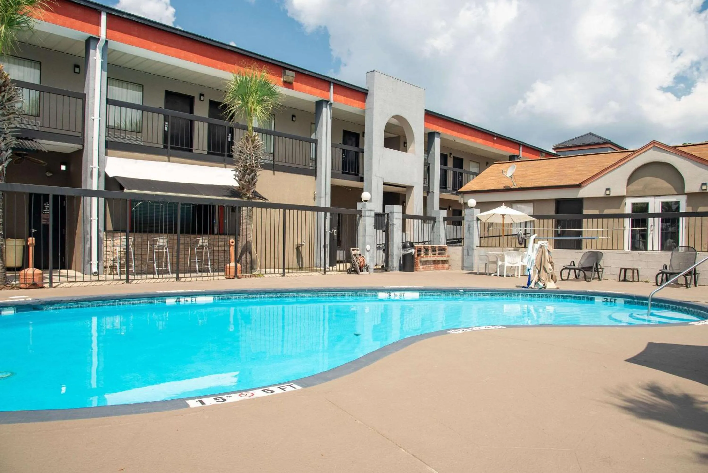Swimming pool in Quality Inn & Suites Aiken East