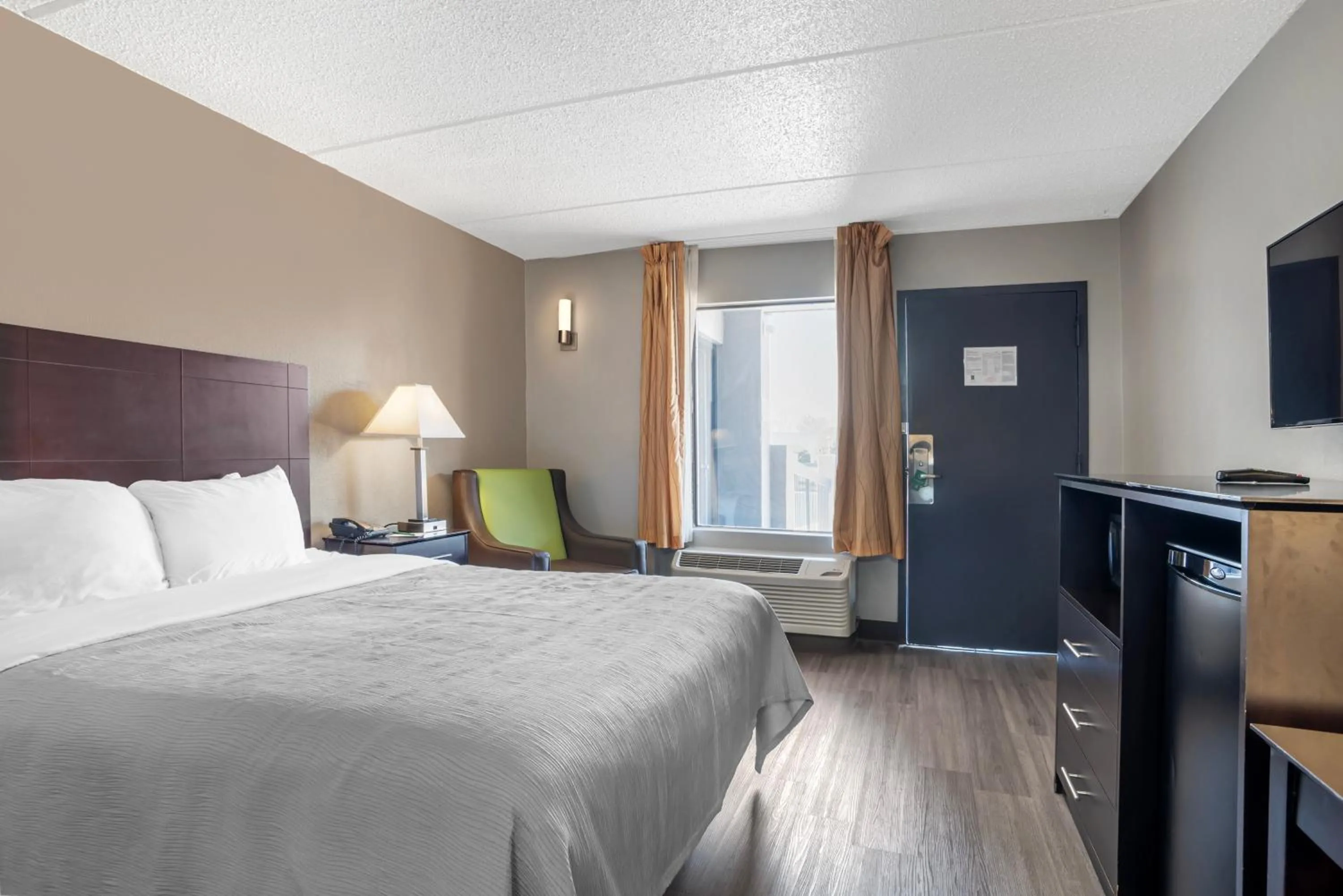 Bed in Quality Inn Simpsonville-Greenville