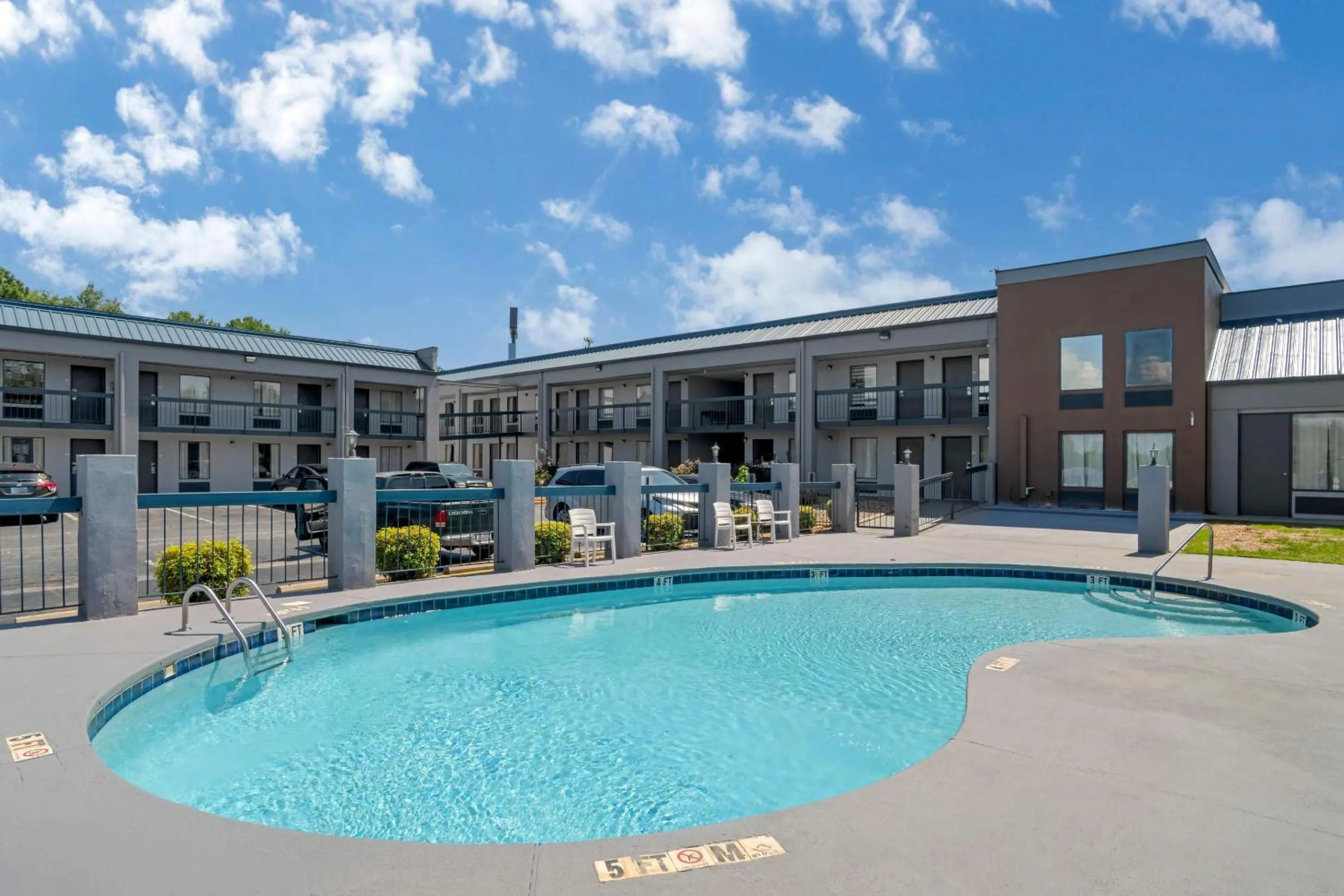Swimming pool in Quality Inn Simpsonville-Greenville