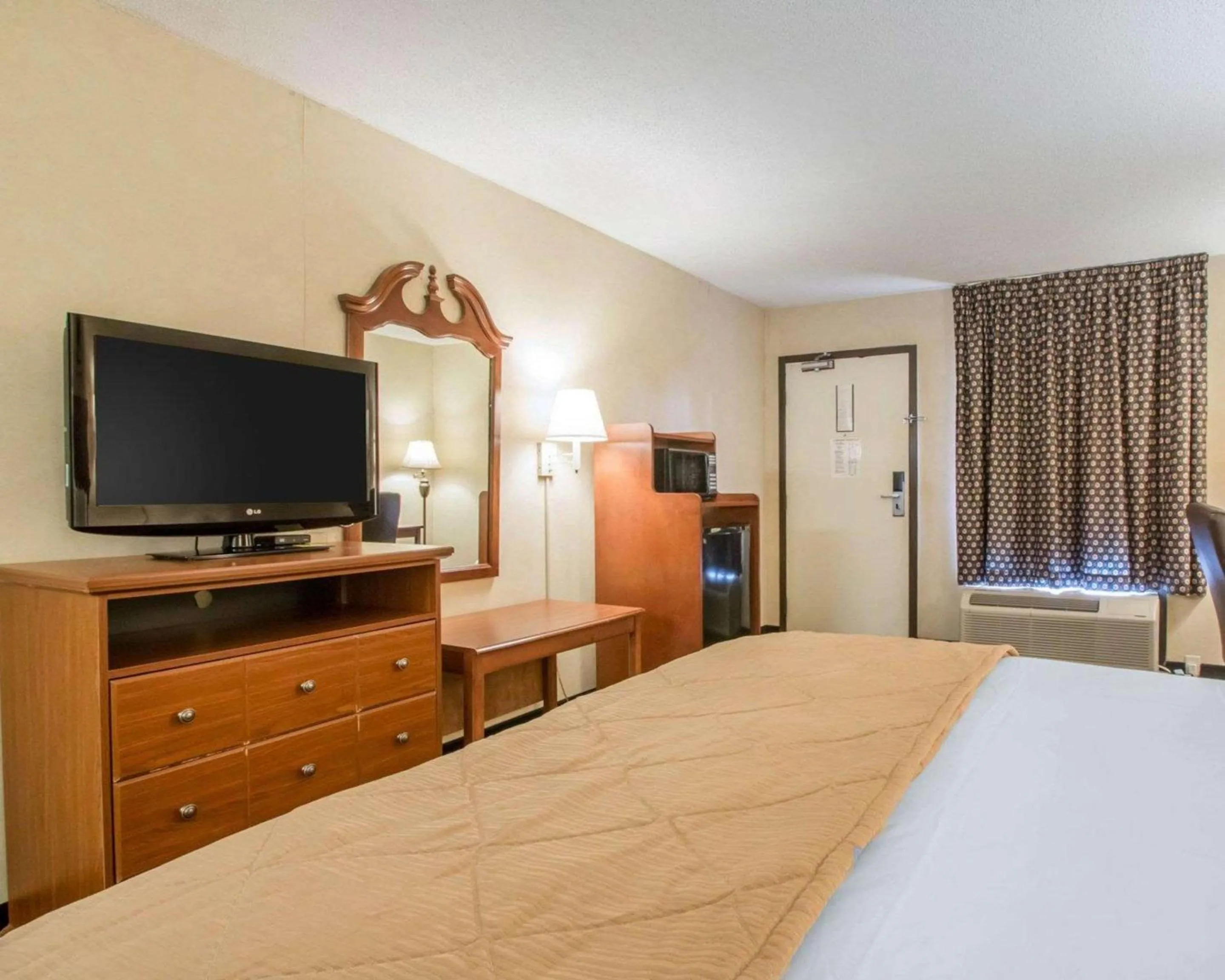 Bedroom, Bed in Quality Inn & Suites Ridgeland