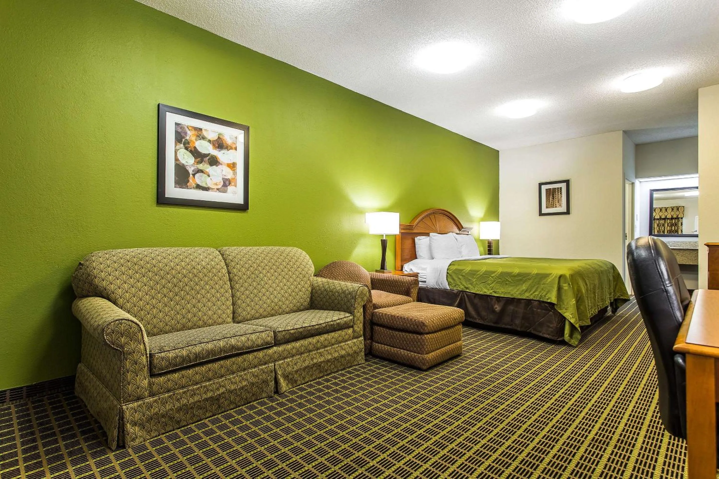 Photo of the whole room, Bed in Quality Inn & Suites Orangeburg