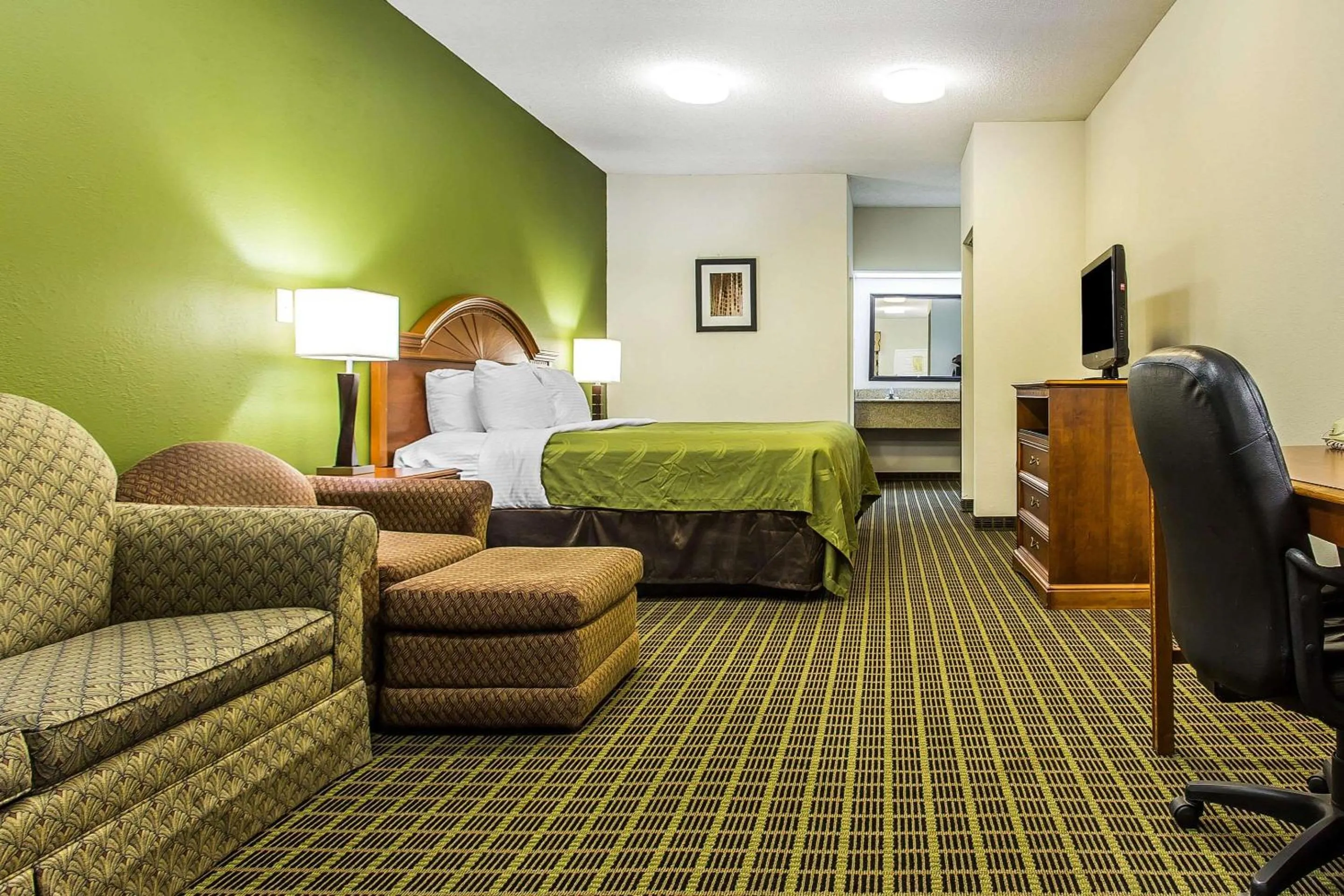 Photo of the whole room, Bed in Quality Inn & Suites Orangeburg