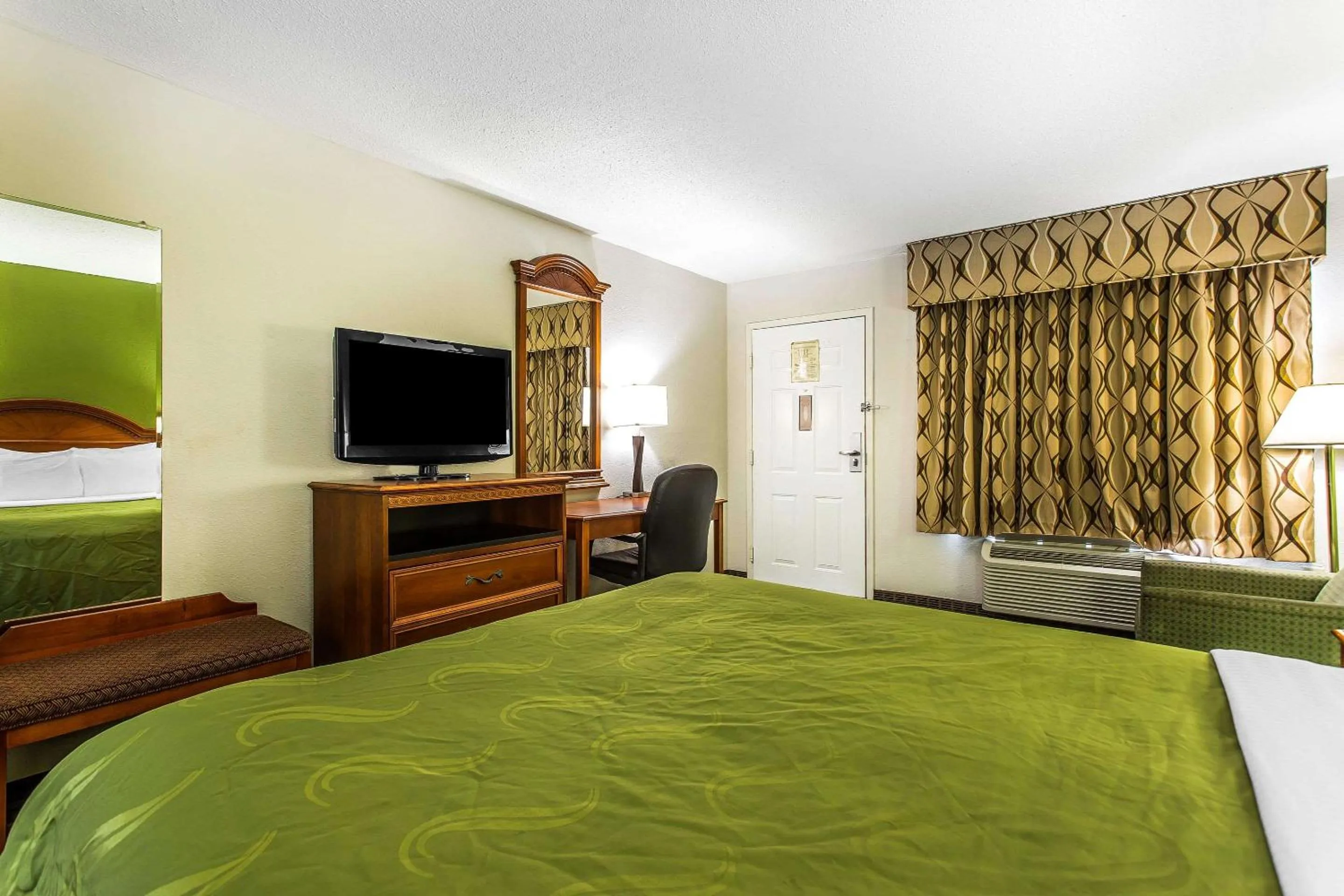 Photo of the whole room, Bed in Quality Inn & Suites Orangeburg