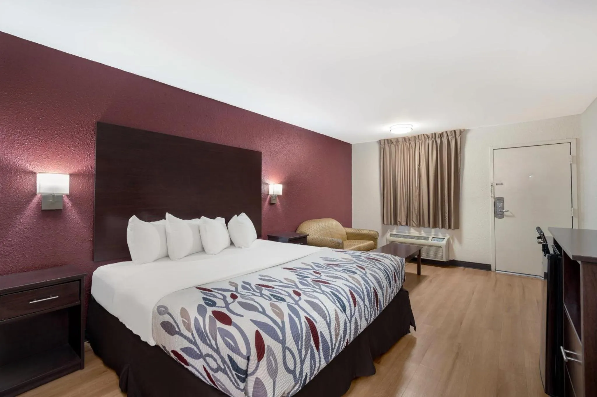 Photo of the whole room, Bed in Red Roof Inn Bishopville