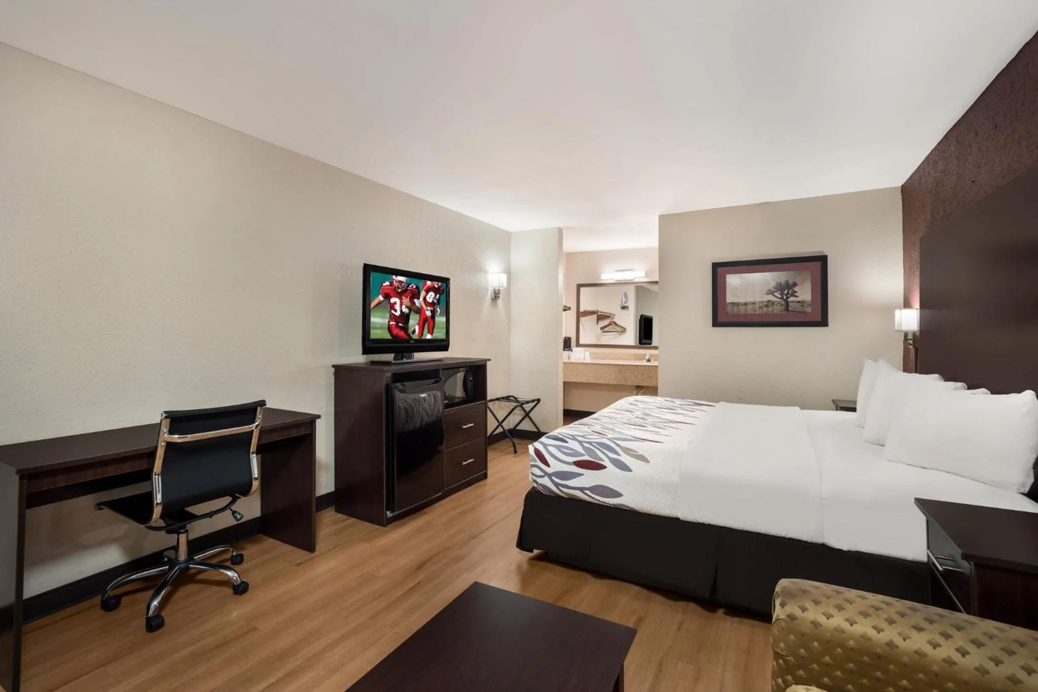 Photo of the whole room, Bed in Red Roof Inn Bishopville