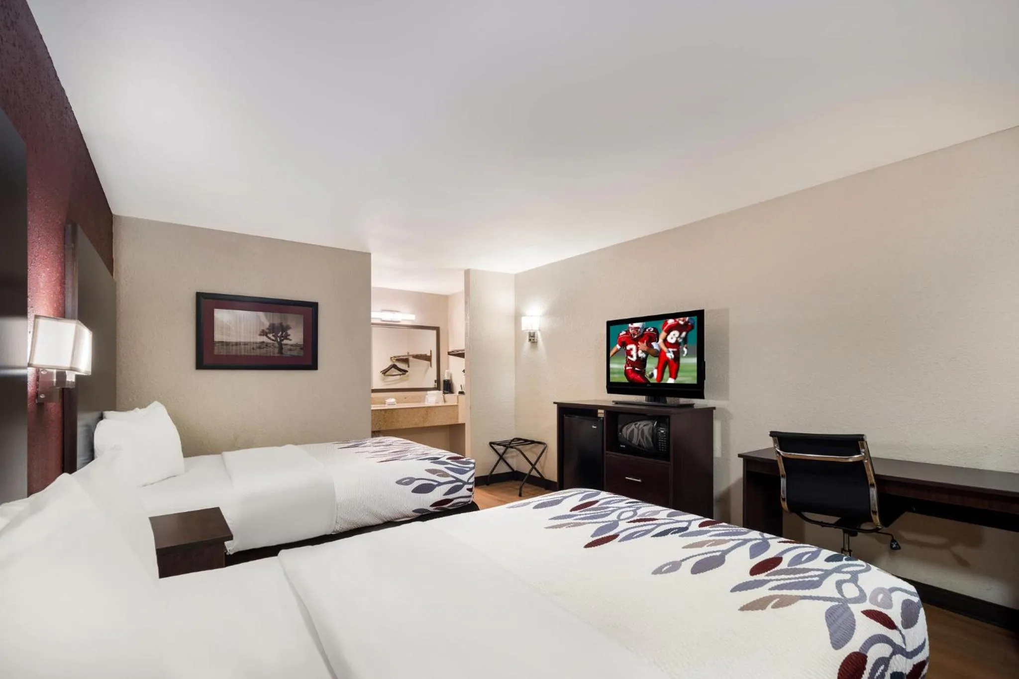 Photo of the whole room, Bed in Red Roof Inn Bishopville