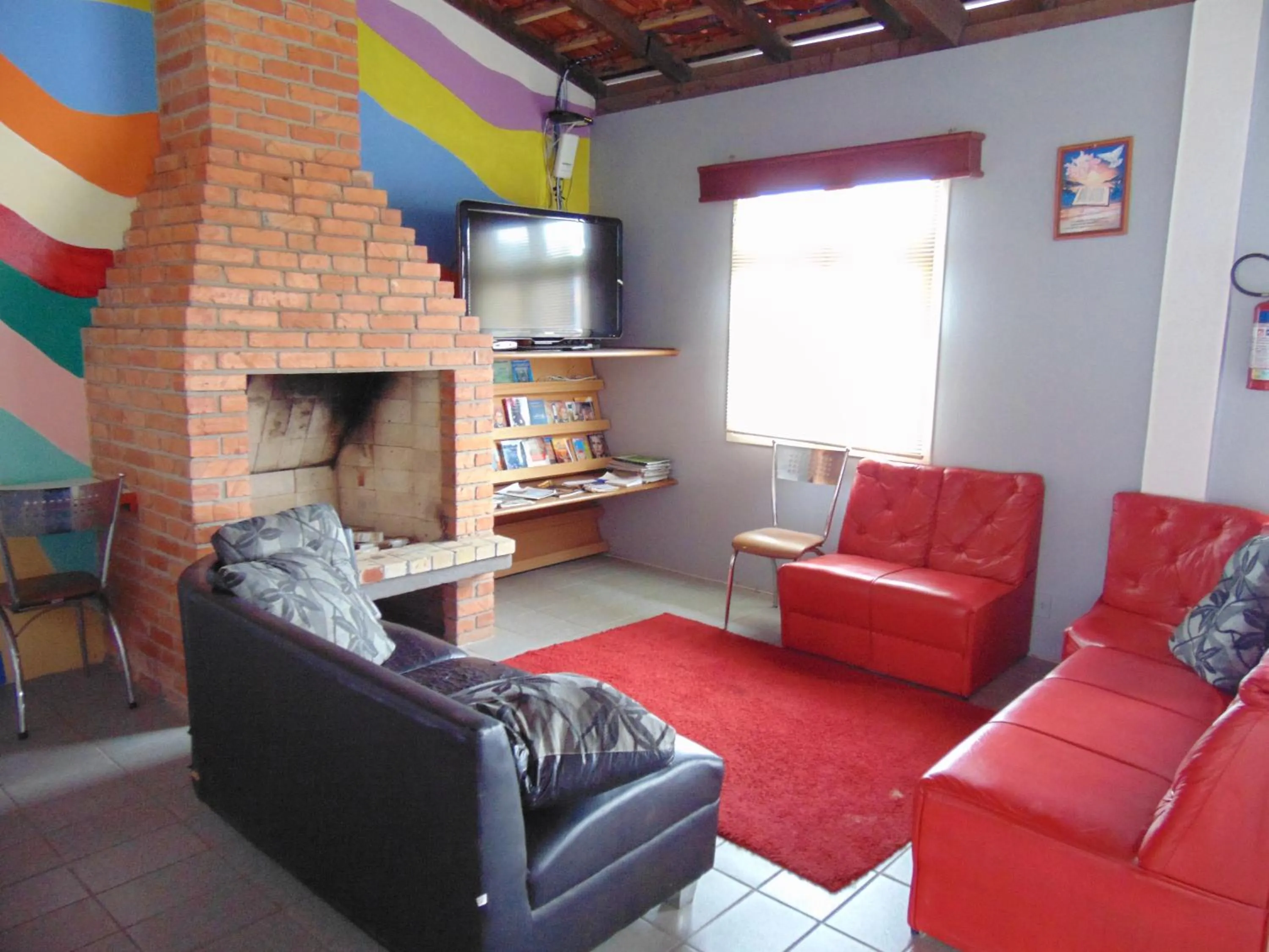 Communal lounge/ TV room in Hostel Canasvieiras