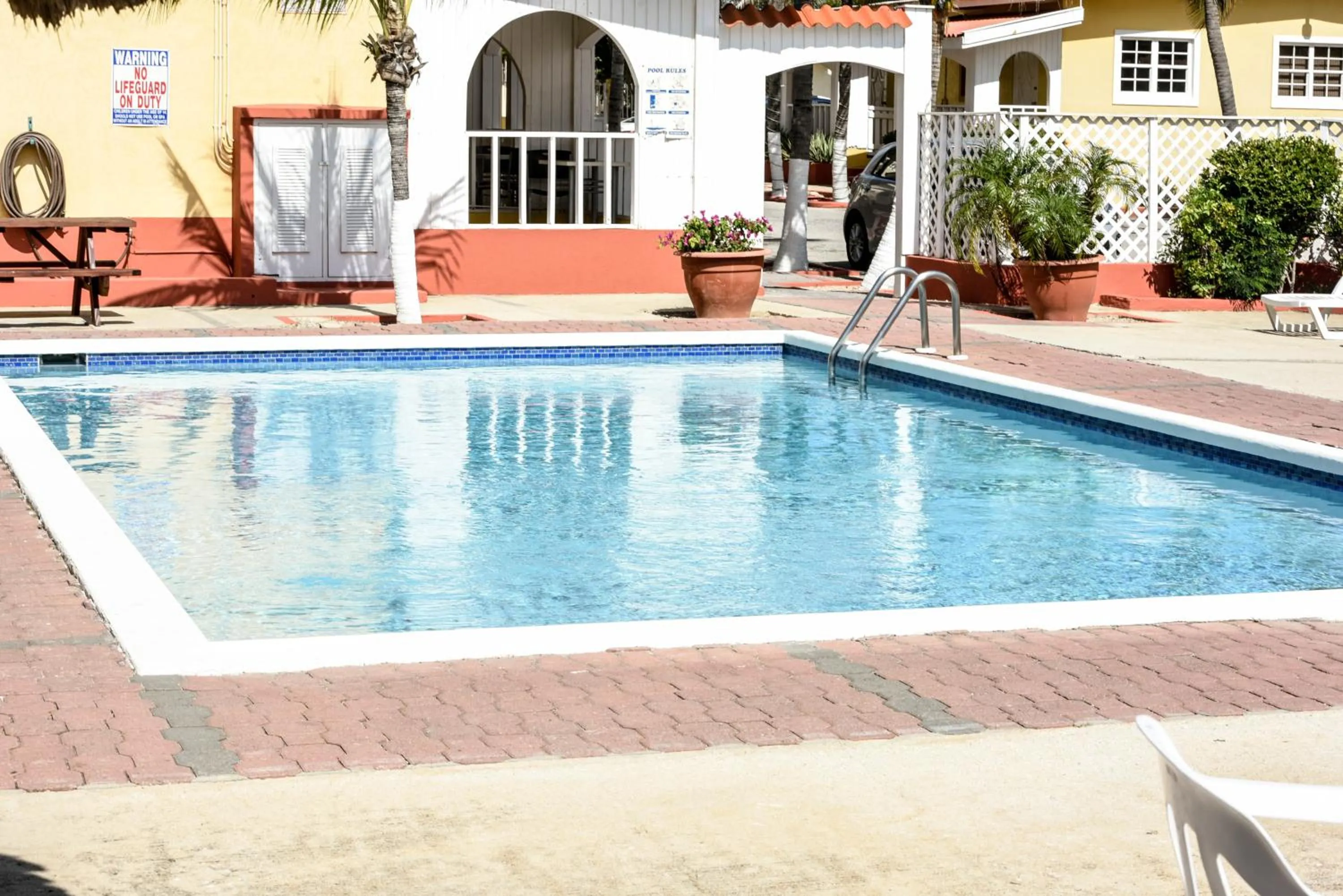 Swimming pool in Coconut Inn