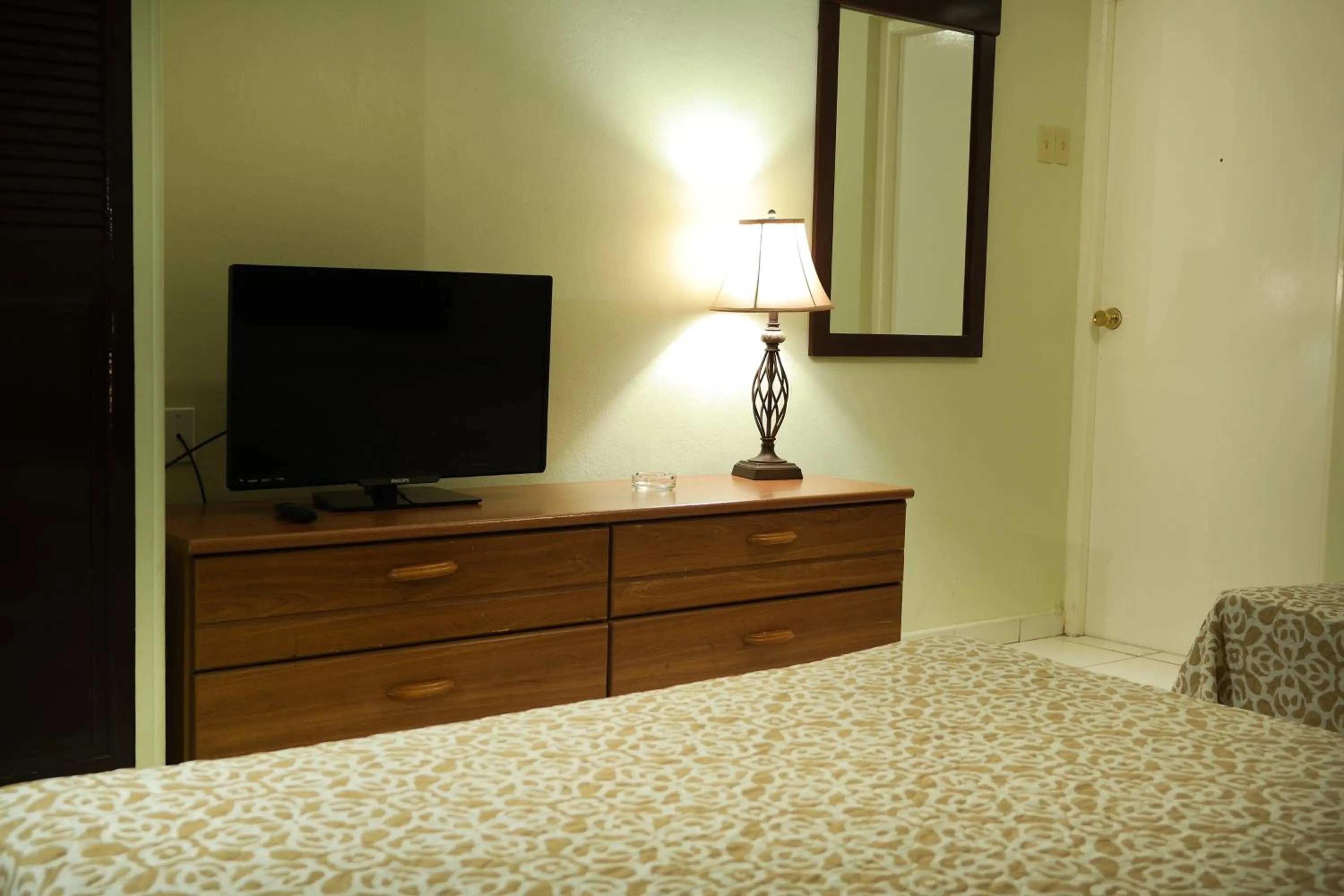 Photo of the whole room, Bed in Coconut Inn