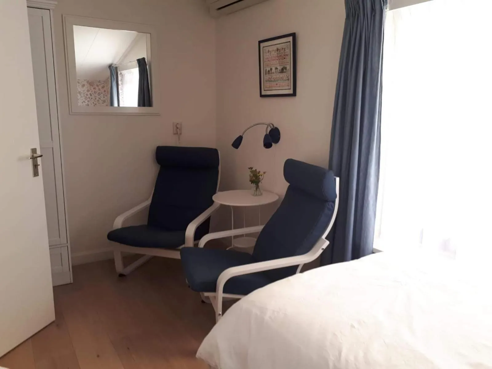 Bed in B&B De Blauwe Tulp