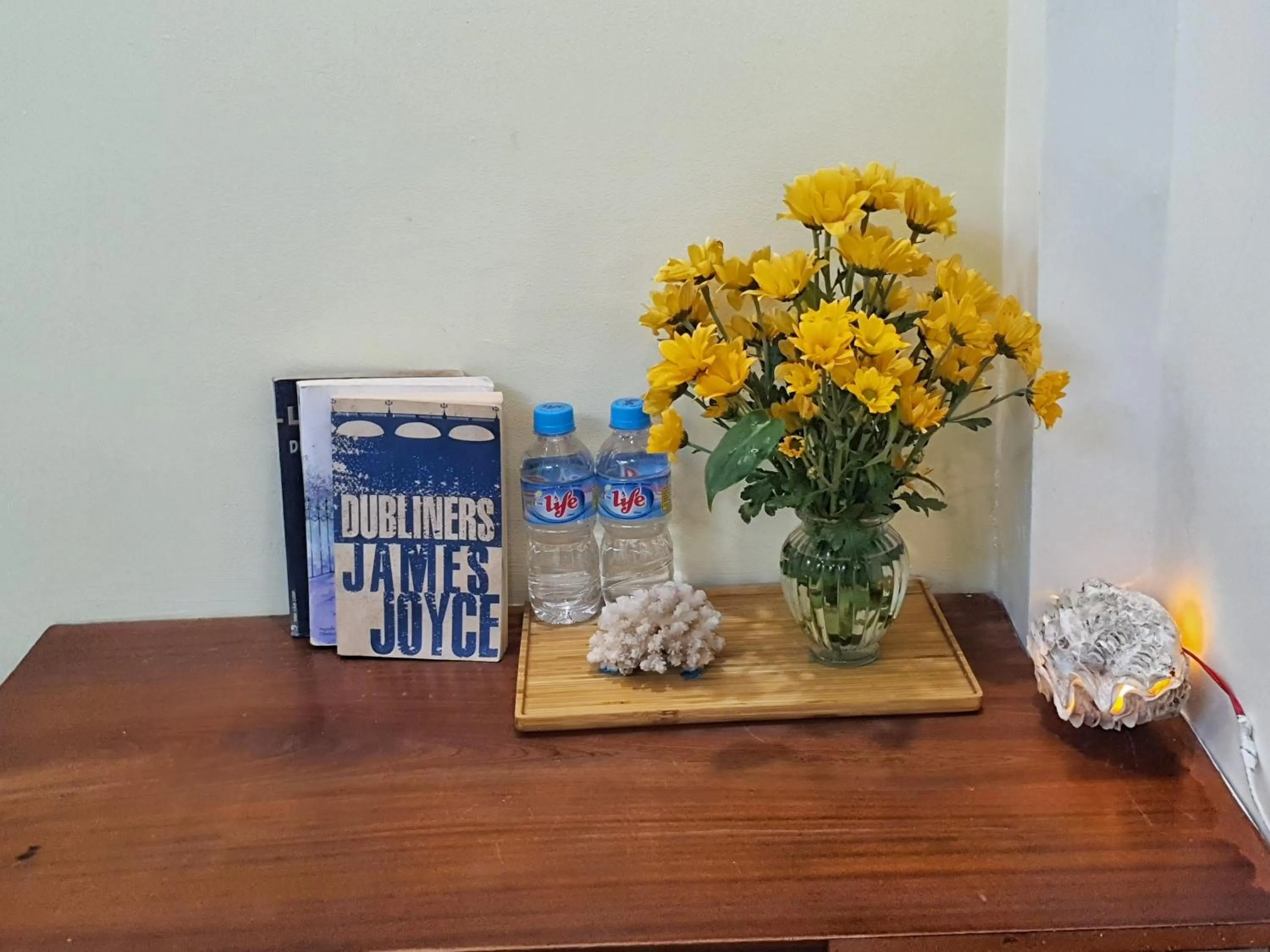 Library in Sông Suối Homestay