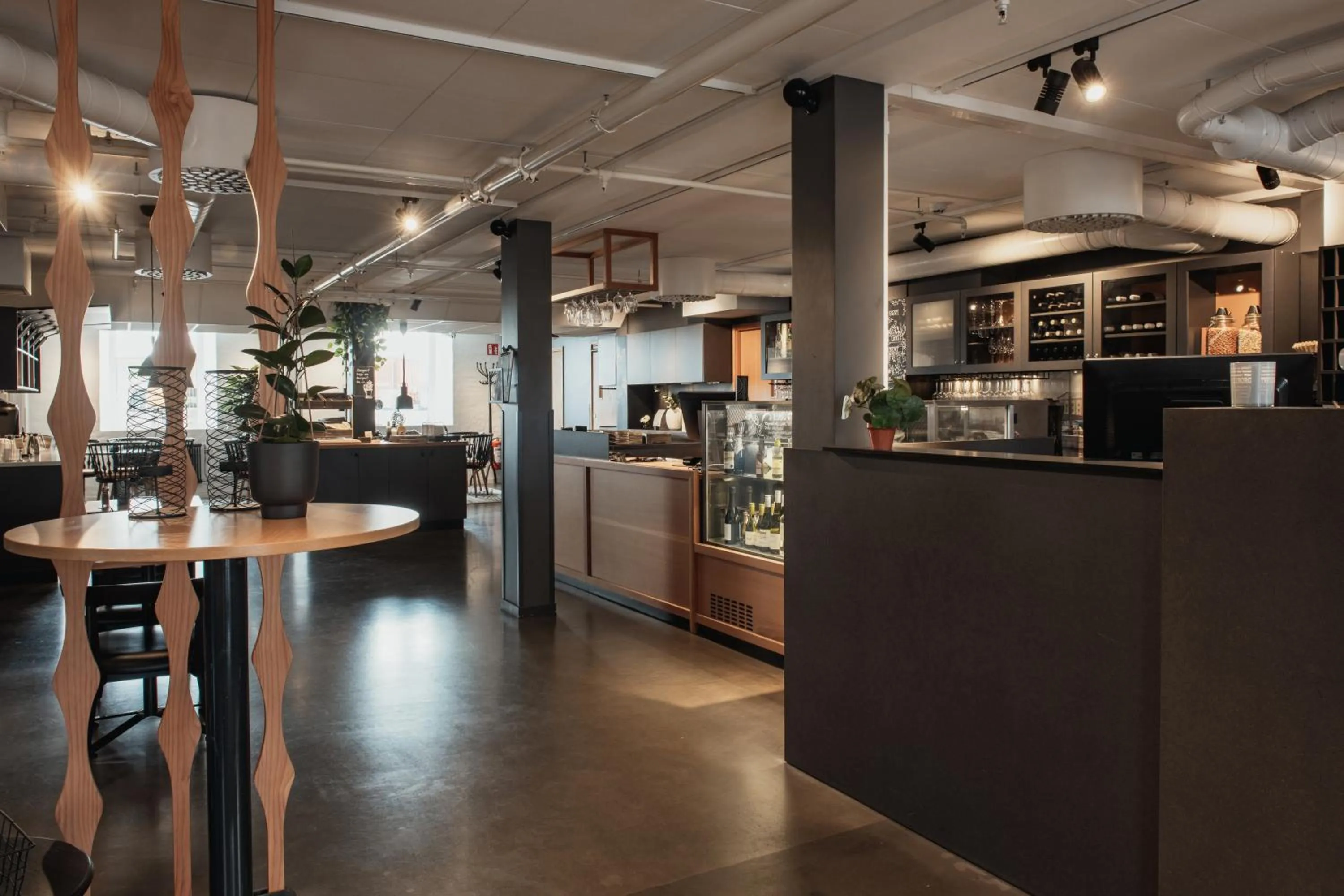 Restaurant/places to eat in Home Hotel Magasinet