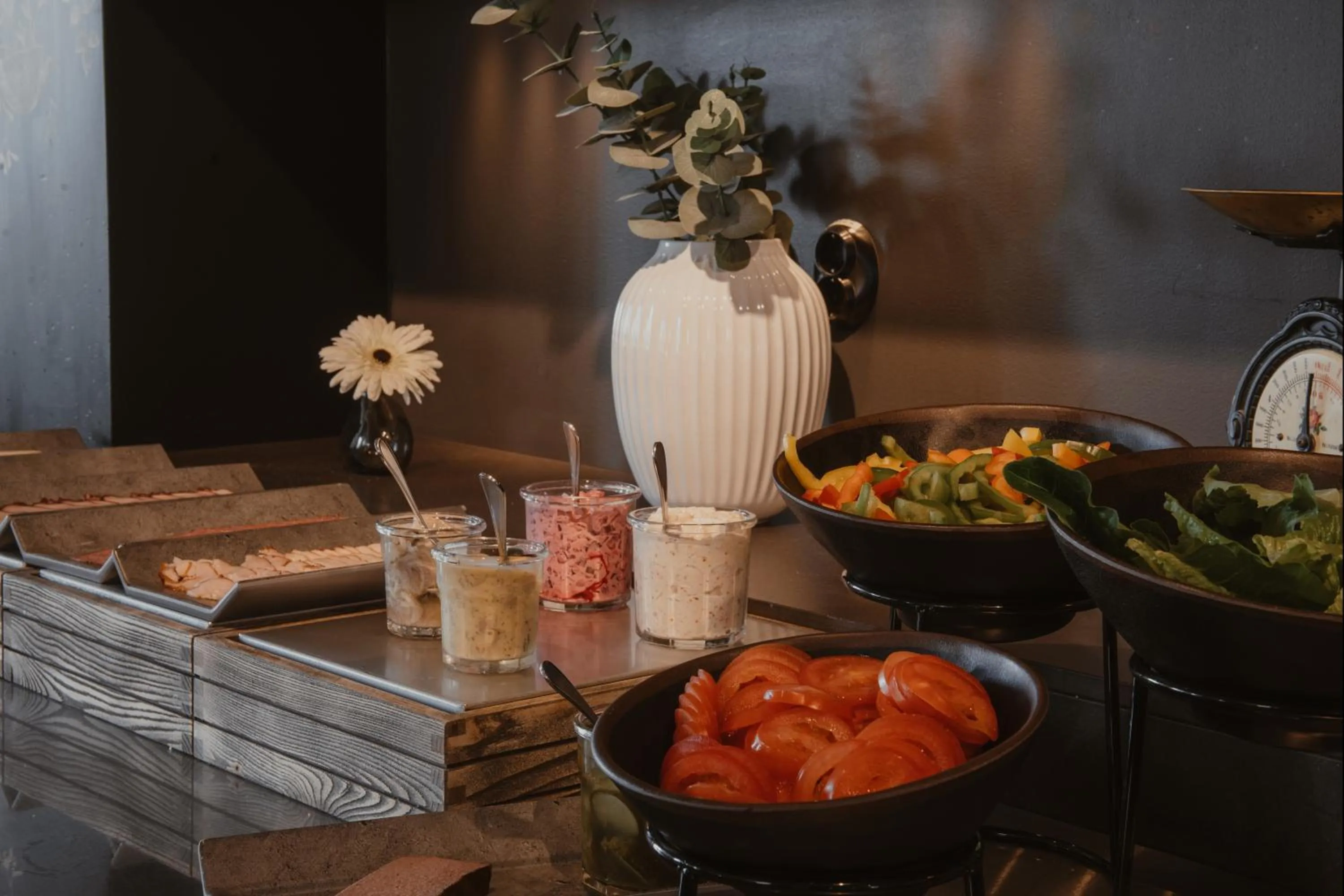 Restaurant/places to eat in Home Hotel Magasinet