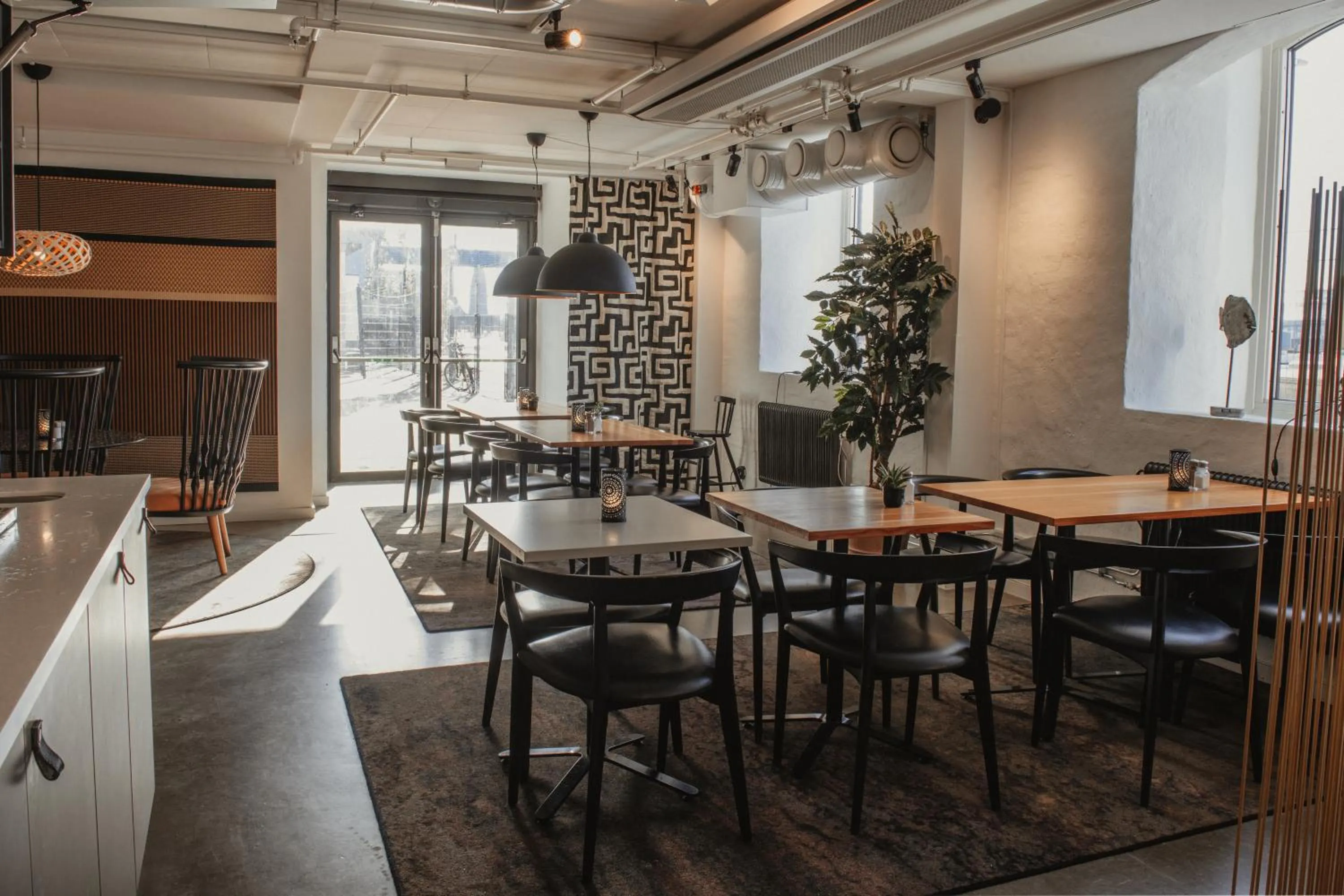 Restaurant/places to eat in Home Hotel Magasinet