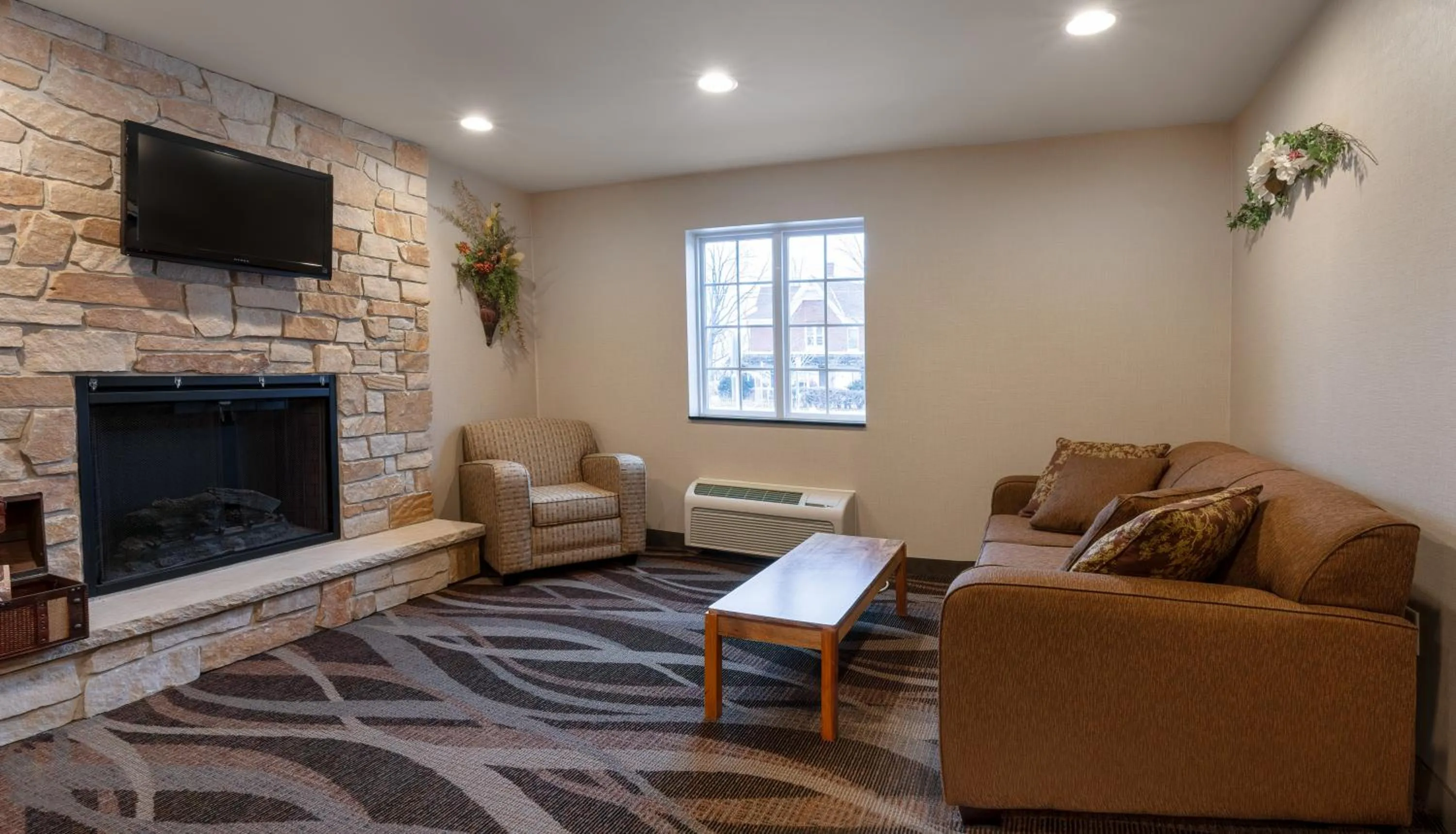 Communal lounge/ TV room in Cobblestone Inn & Suites - Durand