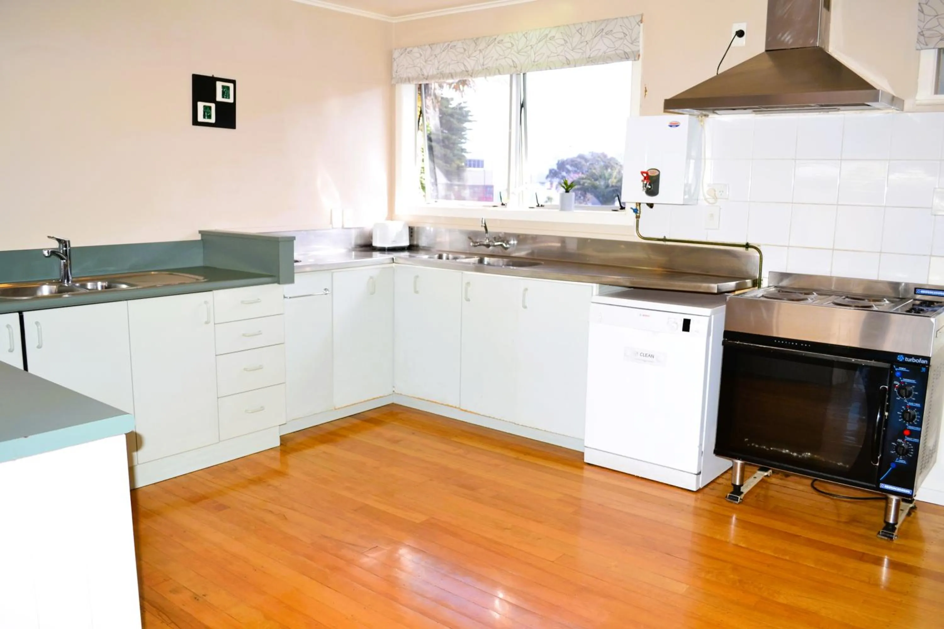 Communal kitchen in Seagulls Guesthouse
