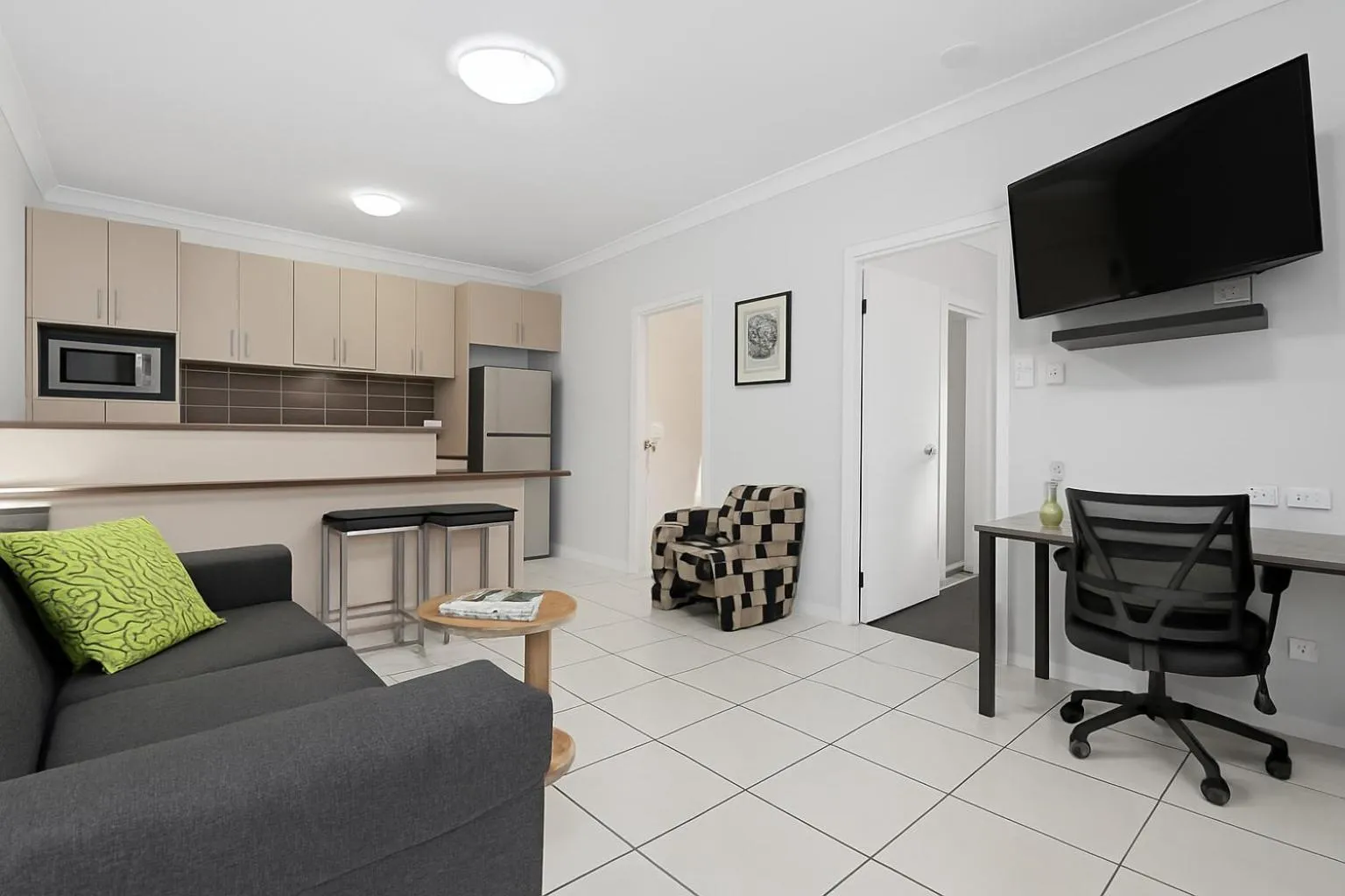 Living room in Emerald Inn by Travellers