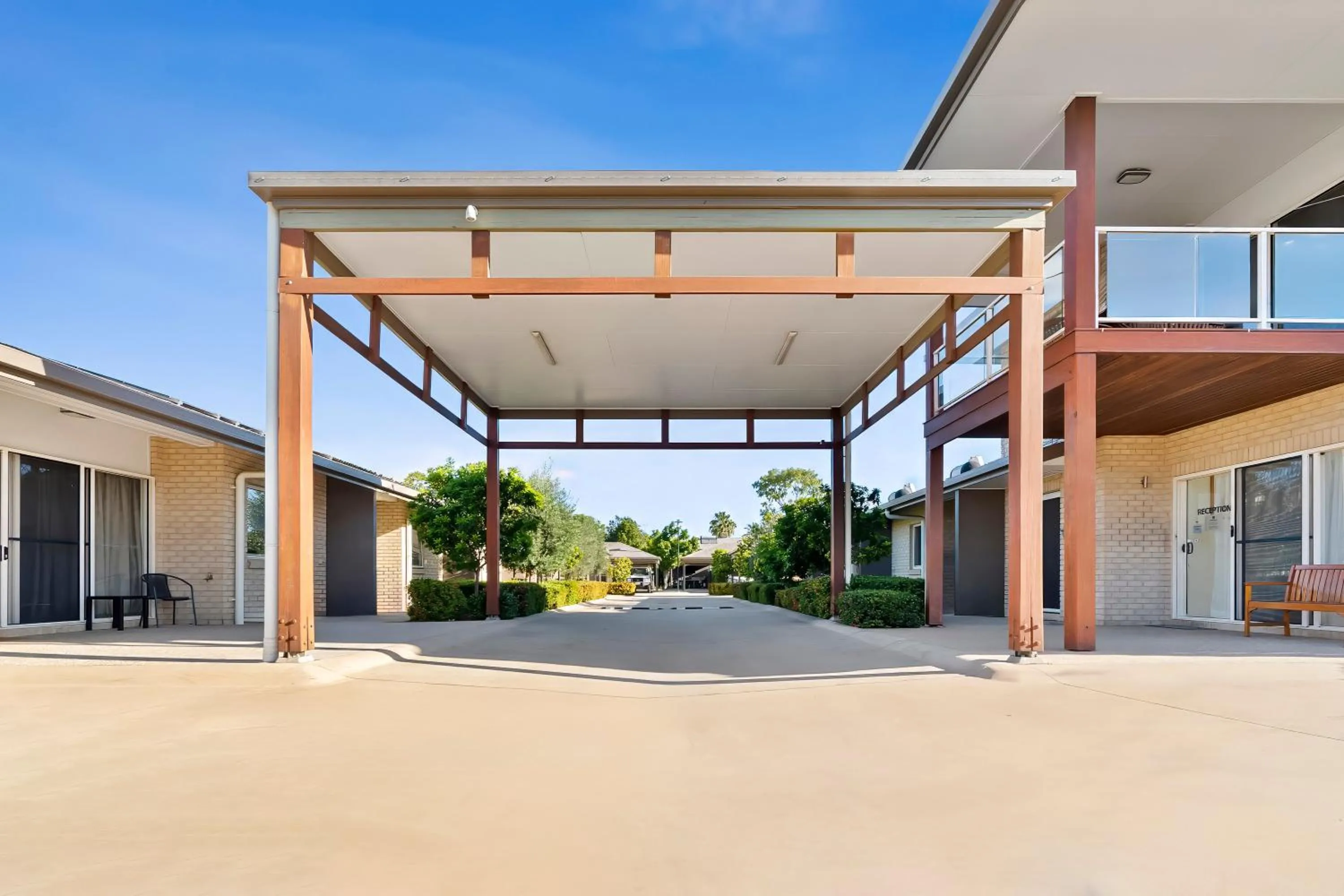 Facade/entrance in Emerald Inn by Travellers