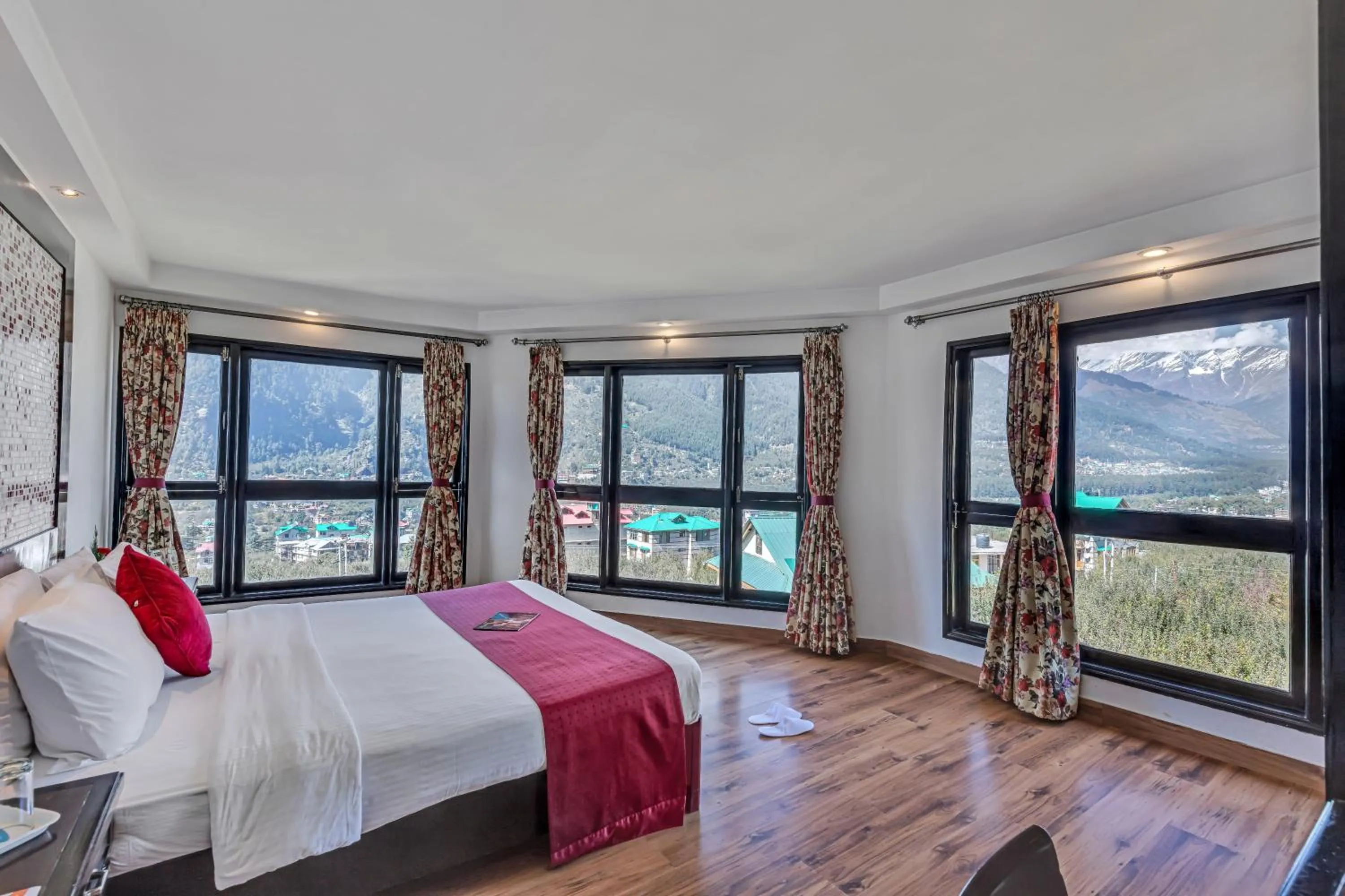 Bedroom, Bed in Club Mahindra Snow Peaks Manali