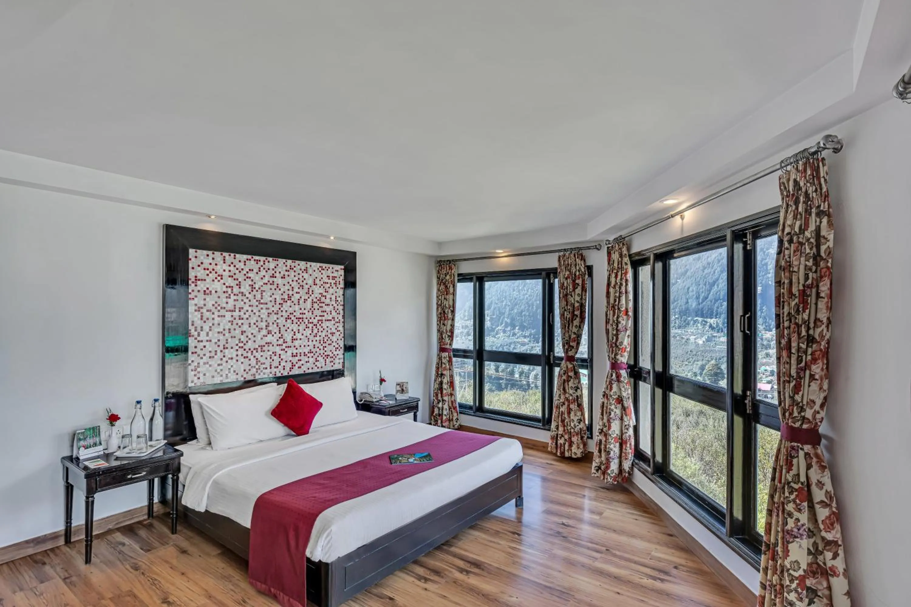 Bedroom, Bed in Club Mahindra Snow Peaks Manali