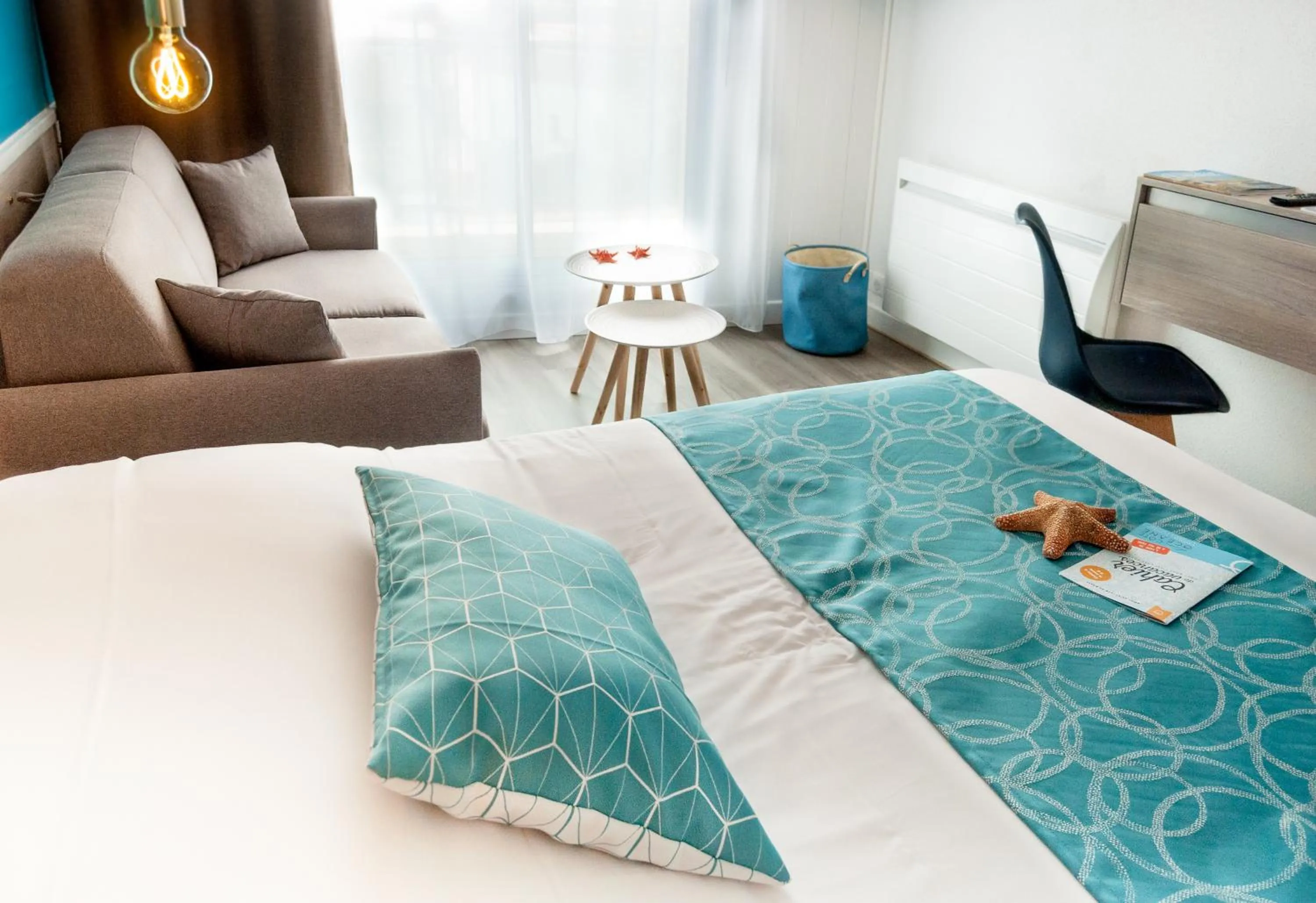 Photo of the whole room, Bed in Hotel La Cote Oceane- Bureau- 250 m plage