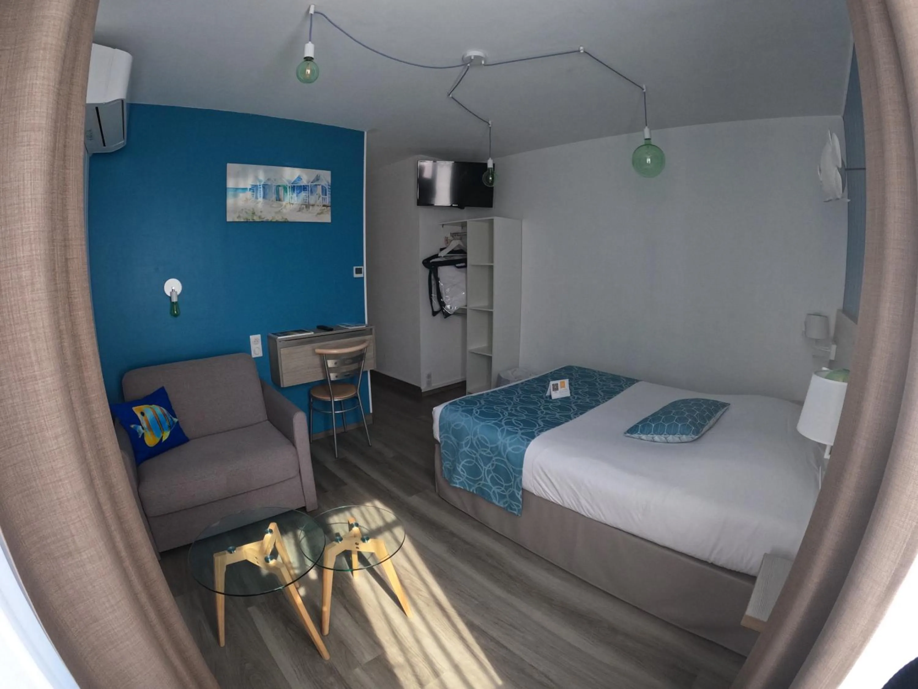 Photo of the whole room, Bed in Hotel La Cote Oceane- Bureau- 250 m plage