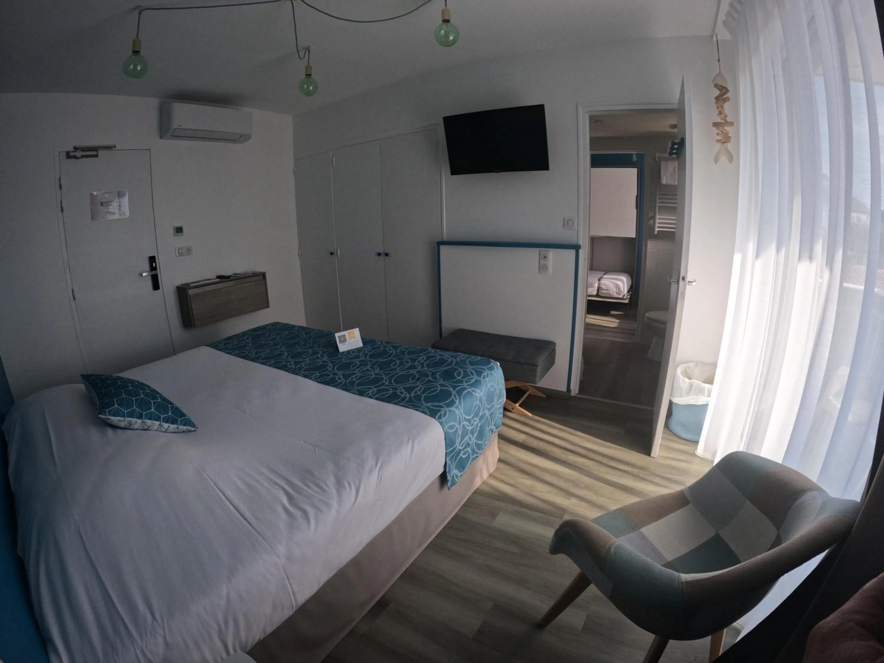 Communal lounge/ TV room, Bed in Hotel La Cote Oceane- Bureau- 250 m plage