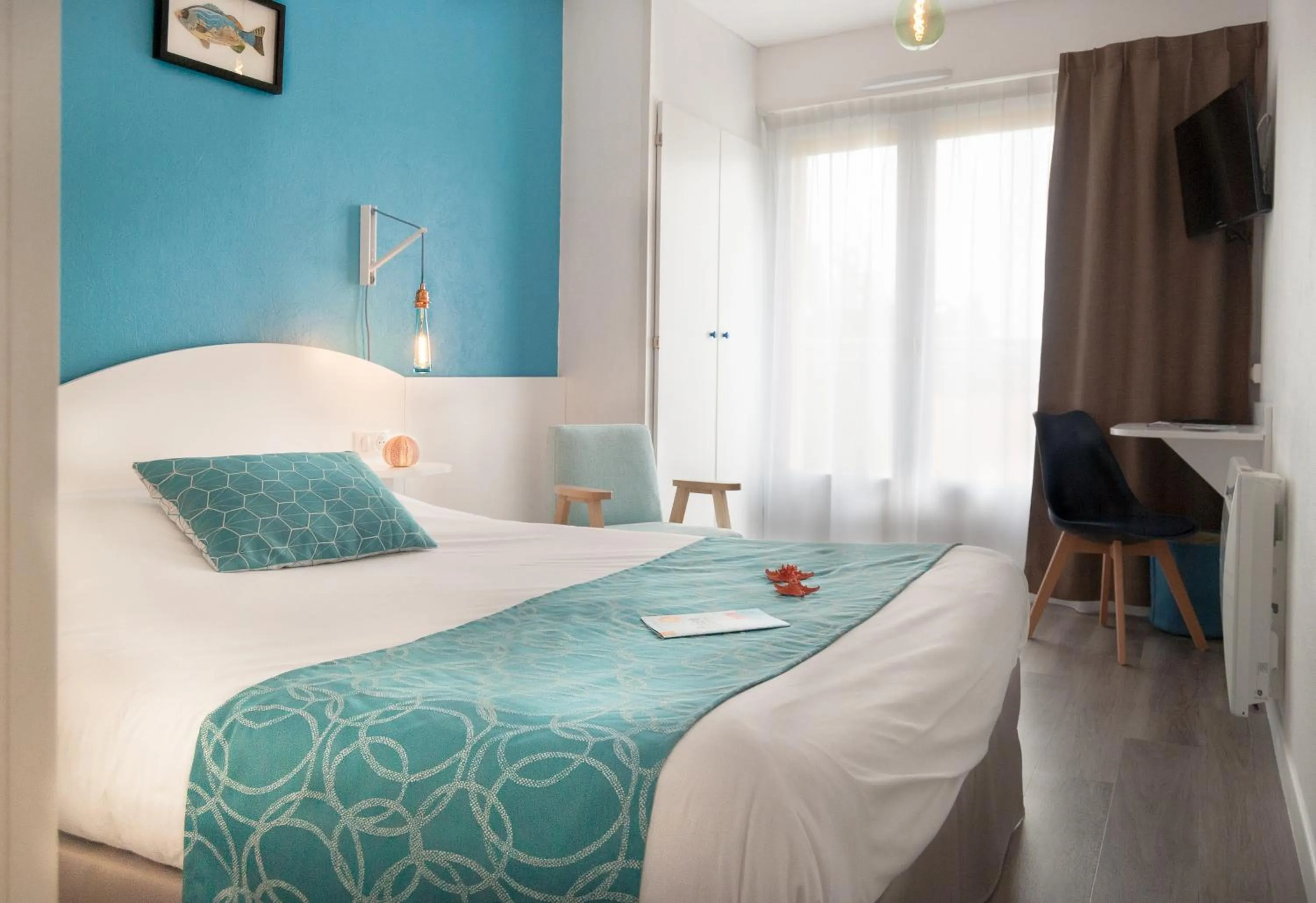 Photo of the whole room, Bed in Hotel La Cote Oceane- Bureau- 250 m plage