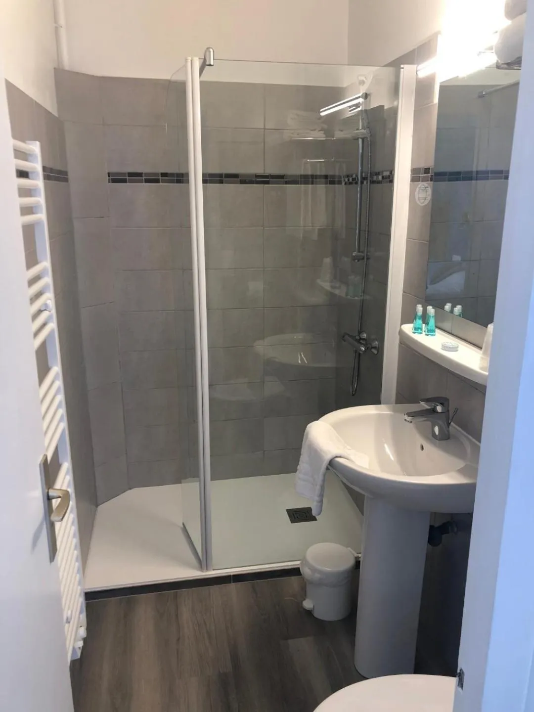 Bathroom in Hotel La Cote Oceane- Bureau- 250 m plage