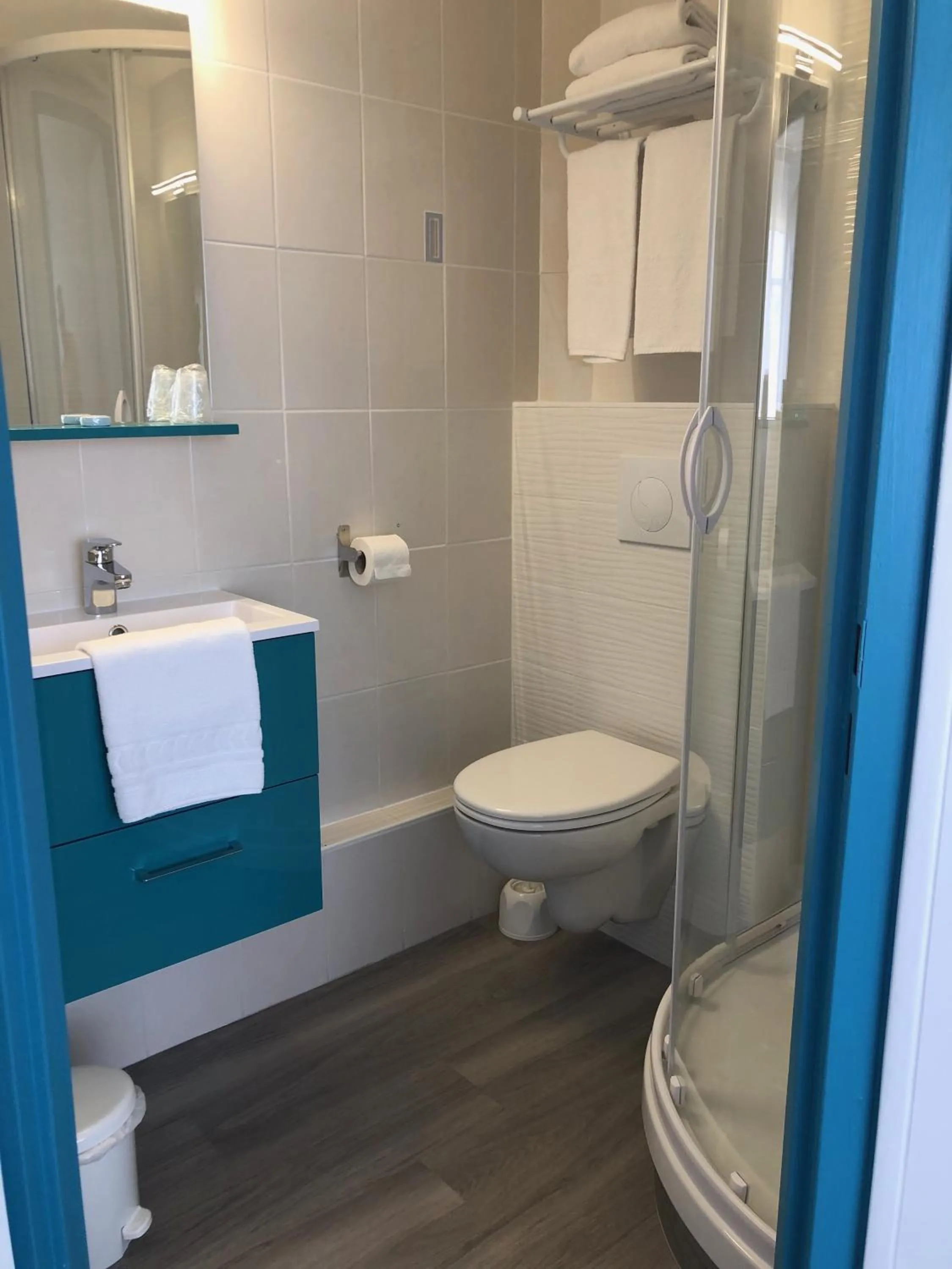 Bathroom in Hotel La Cote Oceane- Bureau- 250 m plage