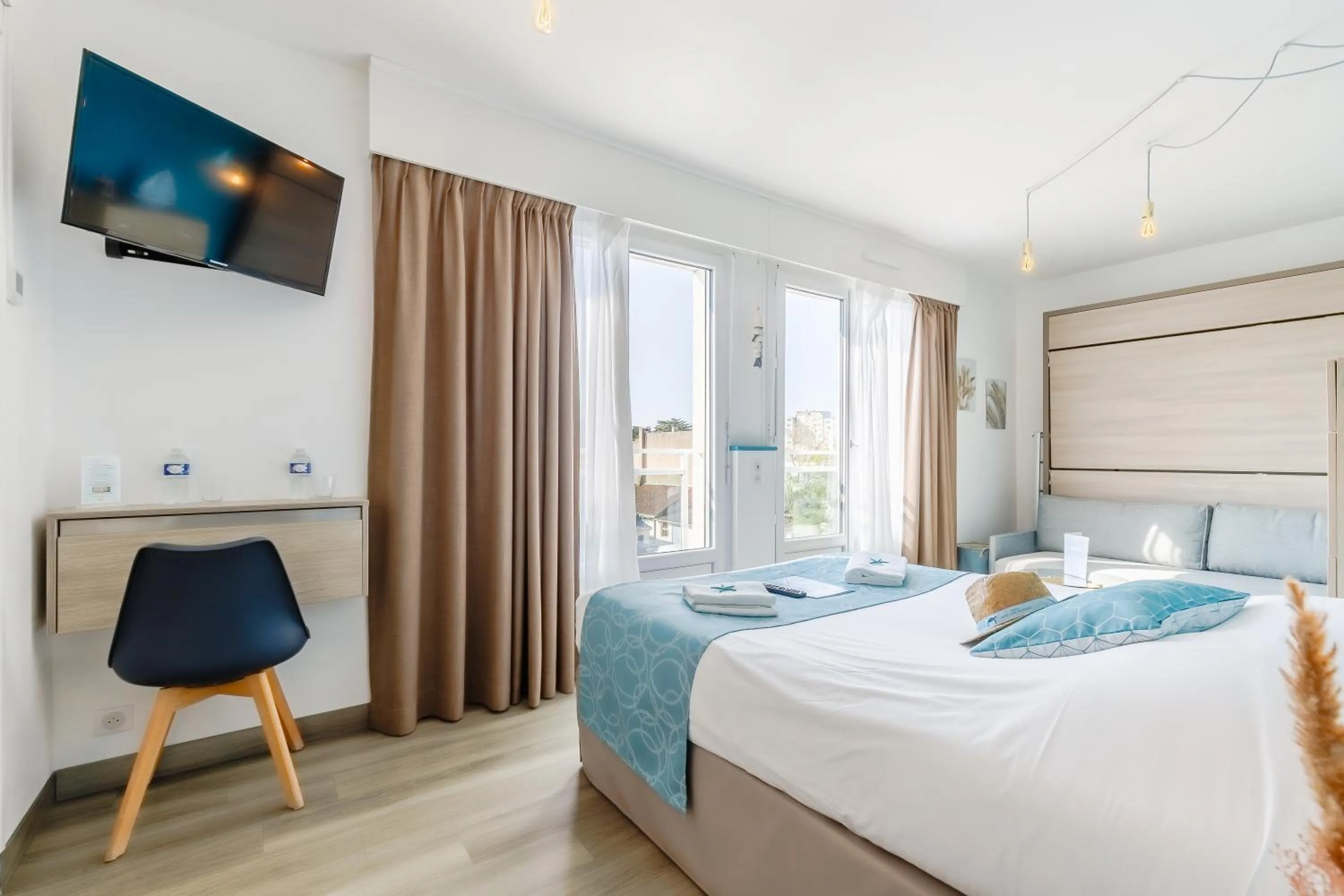 Bedroom, Bed in Hotel La Cote Oceane - Saint Jean de Monts