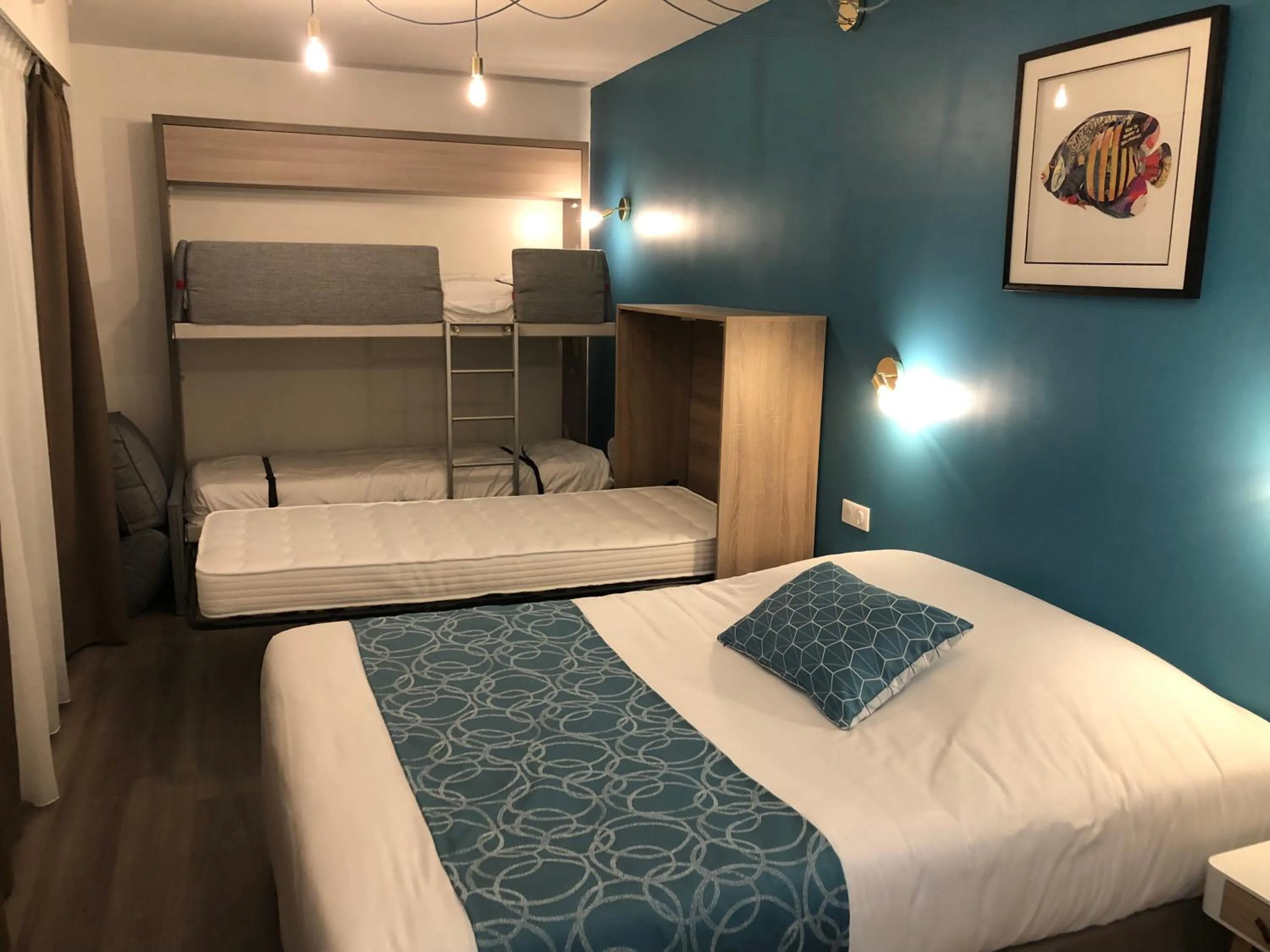 Bedroom, Bed in Hotel La Cote Oceane- Bureau- 250 m plage