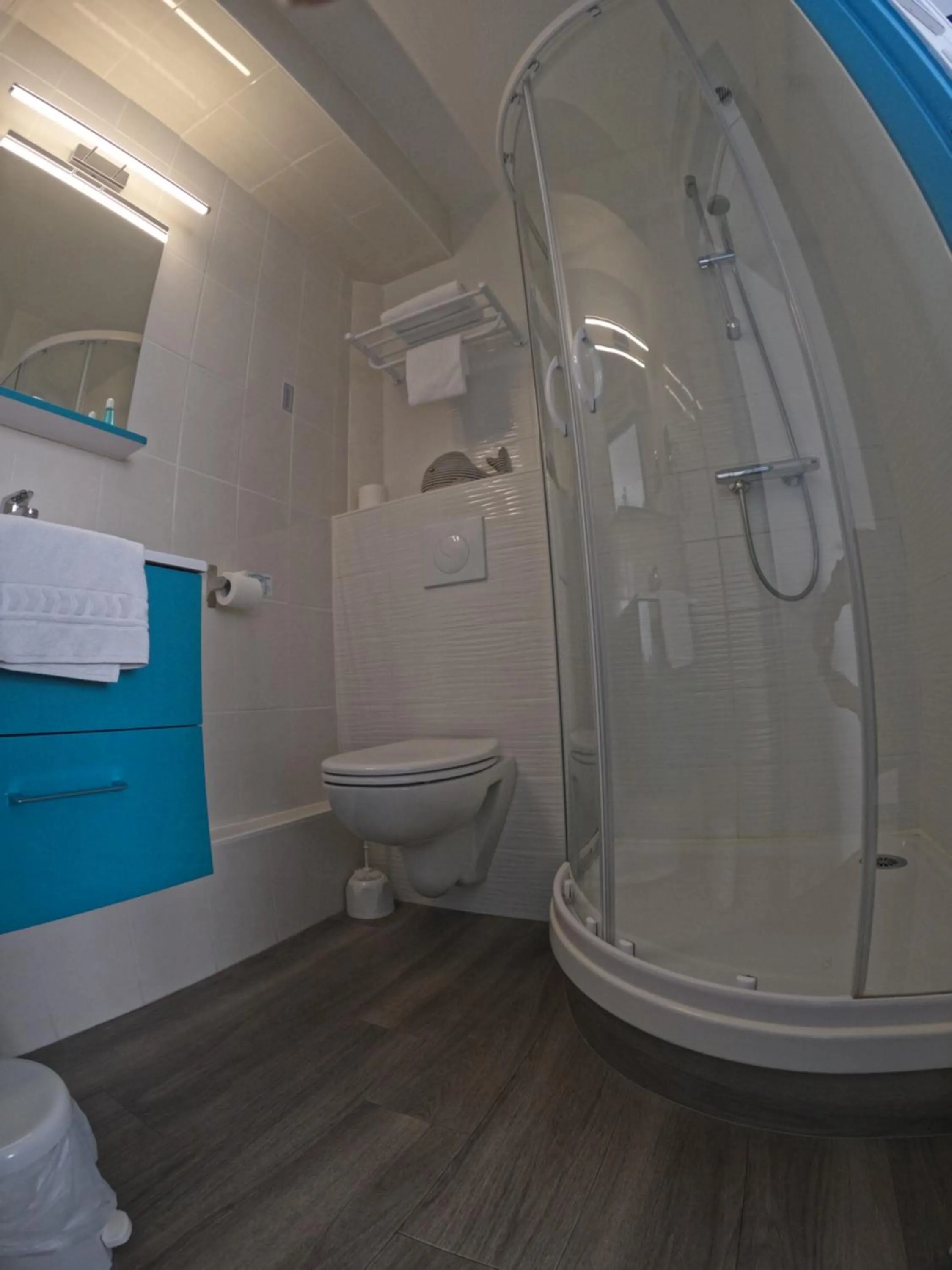 Bathroom in Hotel La Cote Oceane- Bureau- 250 m plage