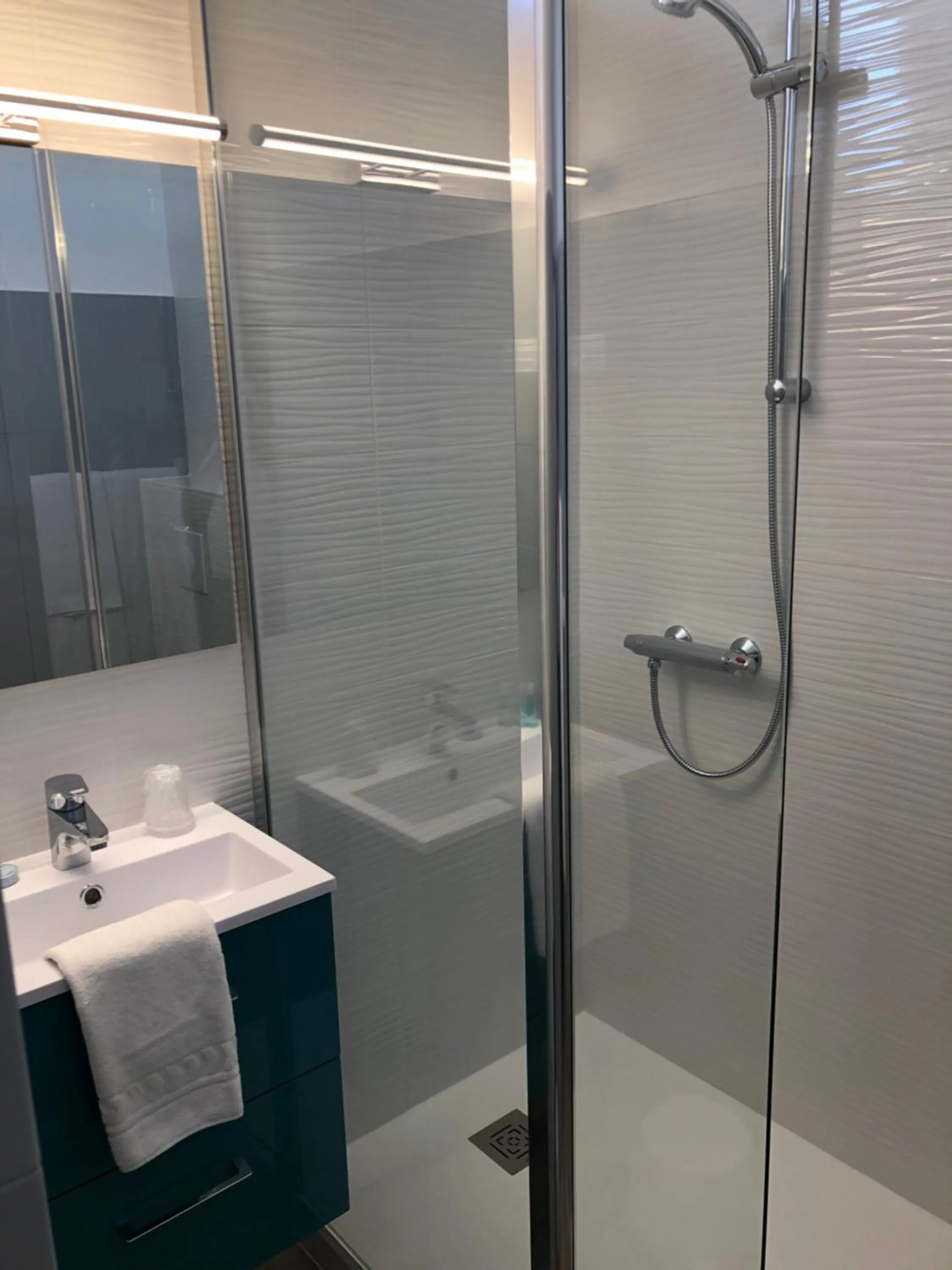 Shower in Hotel La Cote Oceane- Bureau- 250 m plage